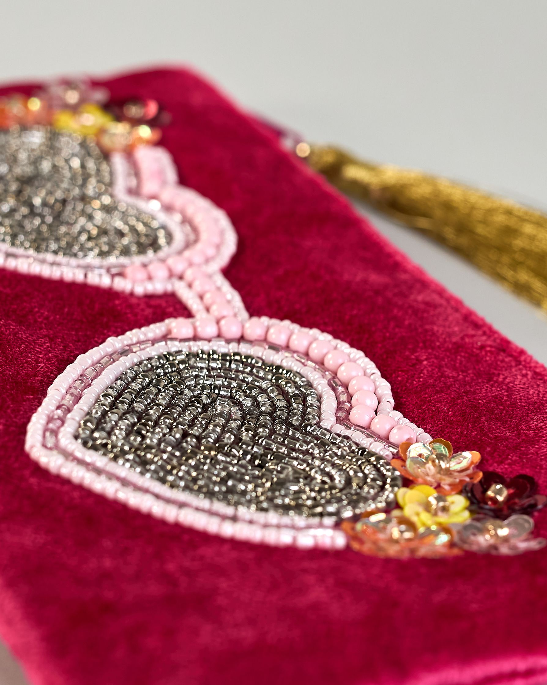 Pinkes Brillenetui aus Samt mit Herzbrille aus Perlenstickerei groß über das Etui. Quaste am Zippverschluss #4