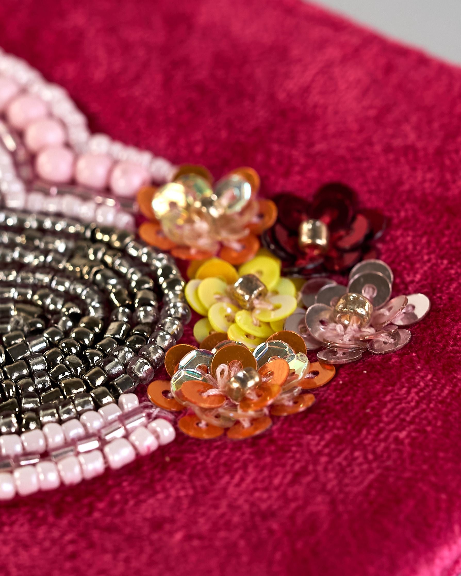 Pinkes Brillenetui aus Samt mit Herzbrille aus Perlenstickerei groß über das Etui. Quaste am Zippverschluss #5