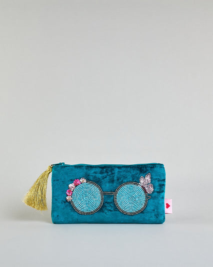 Petrolfarbenes Brillenetui aus Samt mit runder Brille aus Perlenstickerei groß über das Etui. Quaste am Zippverschluss #1