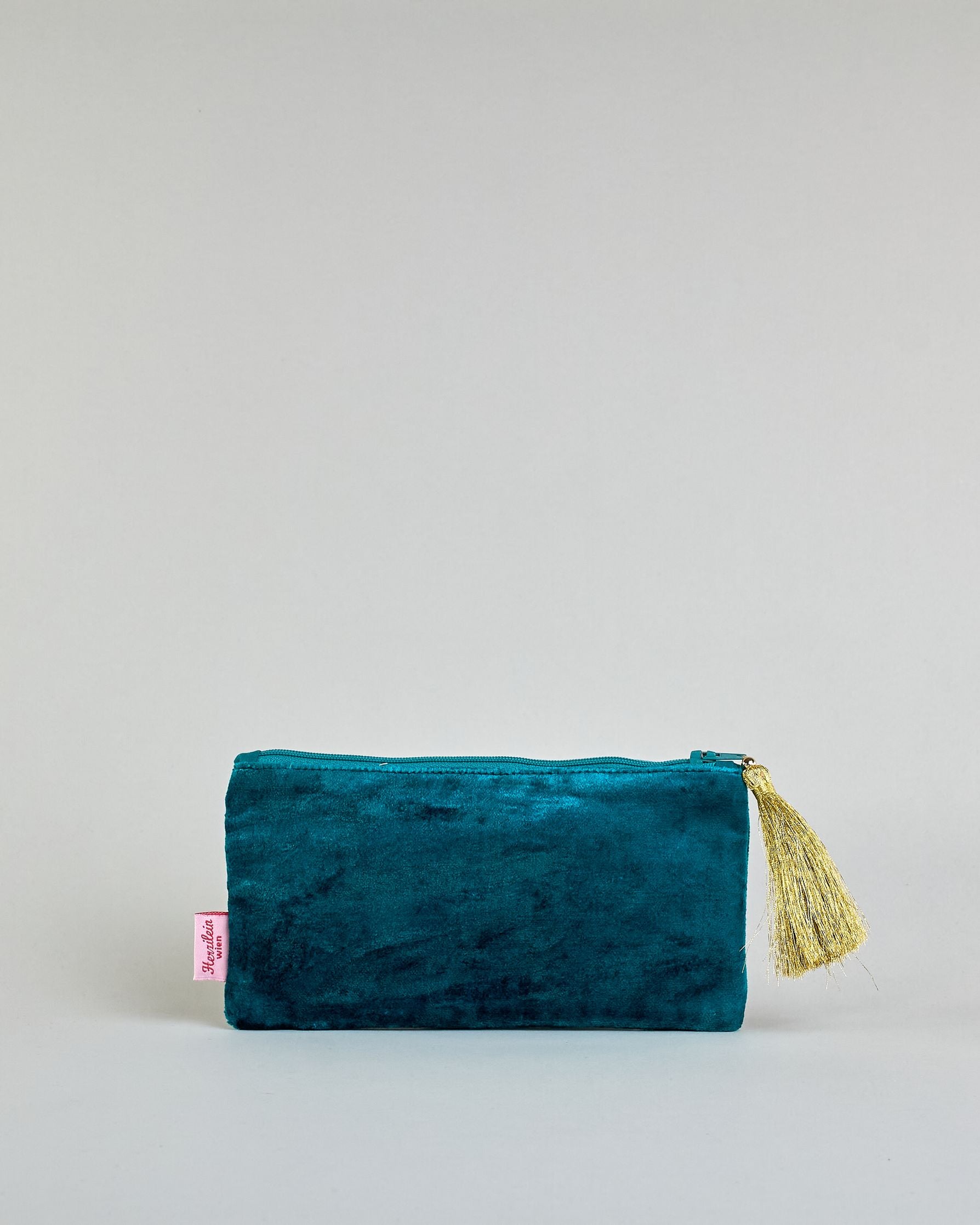 Petrolfarbenes Brillenetui aus Samt mit runder Brille aus Perlenstickerei groß über das Etui. Quaste am Zippverschluss #2