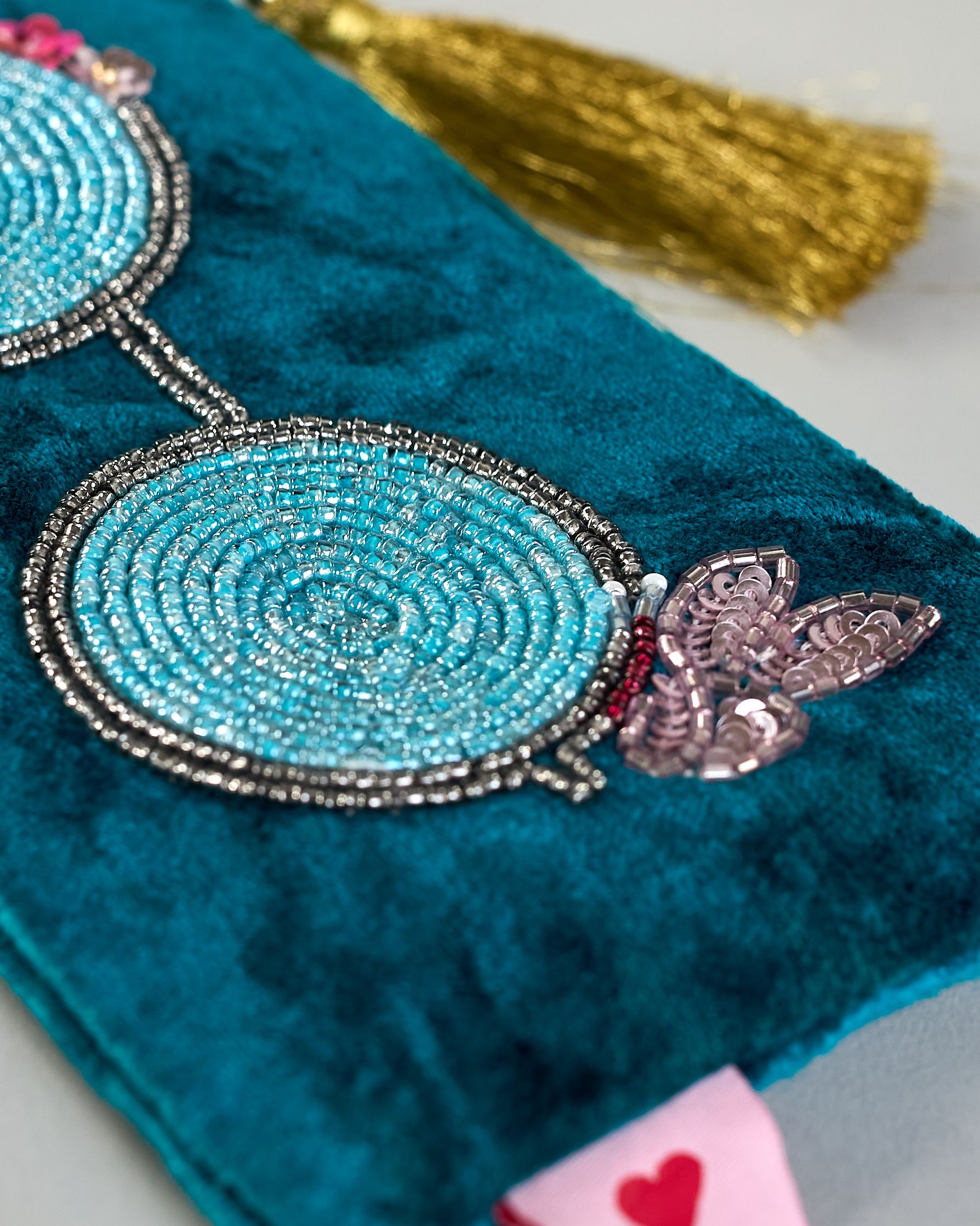 Petrolfarbenes Brillenetui aus Samt mit runder Brille aus Perlenstickerei groß über das Etui. Quaste am Zippverschluss #4