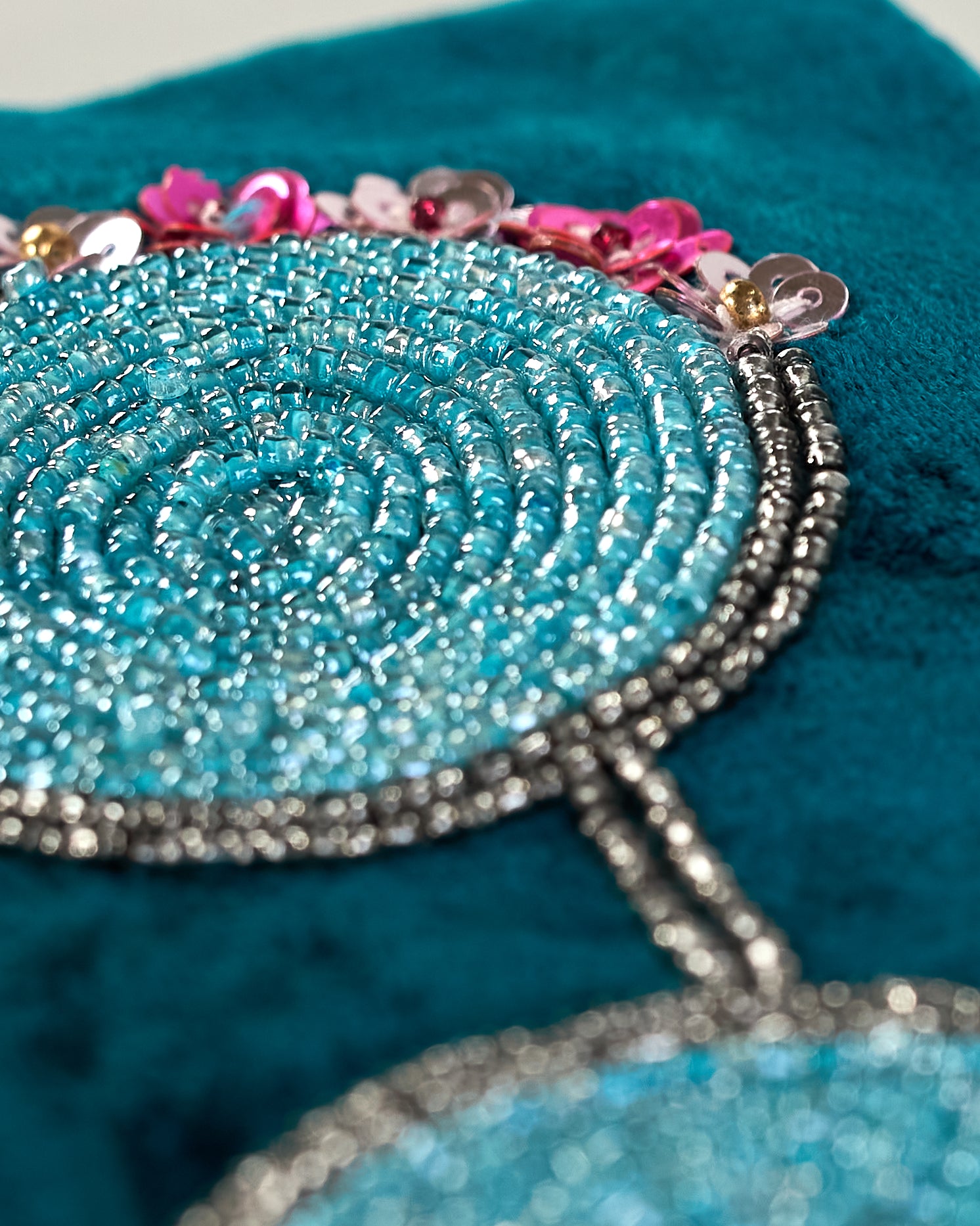 Petrolfarbenes Brillenetui aus Samt mit runder Brille aus Perlenstickerei groß über das Etui. Quaste am Zippverschluss #5