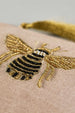 Beige Kosmetiktasche aus Baumwolle mit großer Biene aus Perlenstickerei mittig auf der Tasche. Goldene Quaste am Zippverschluss #4