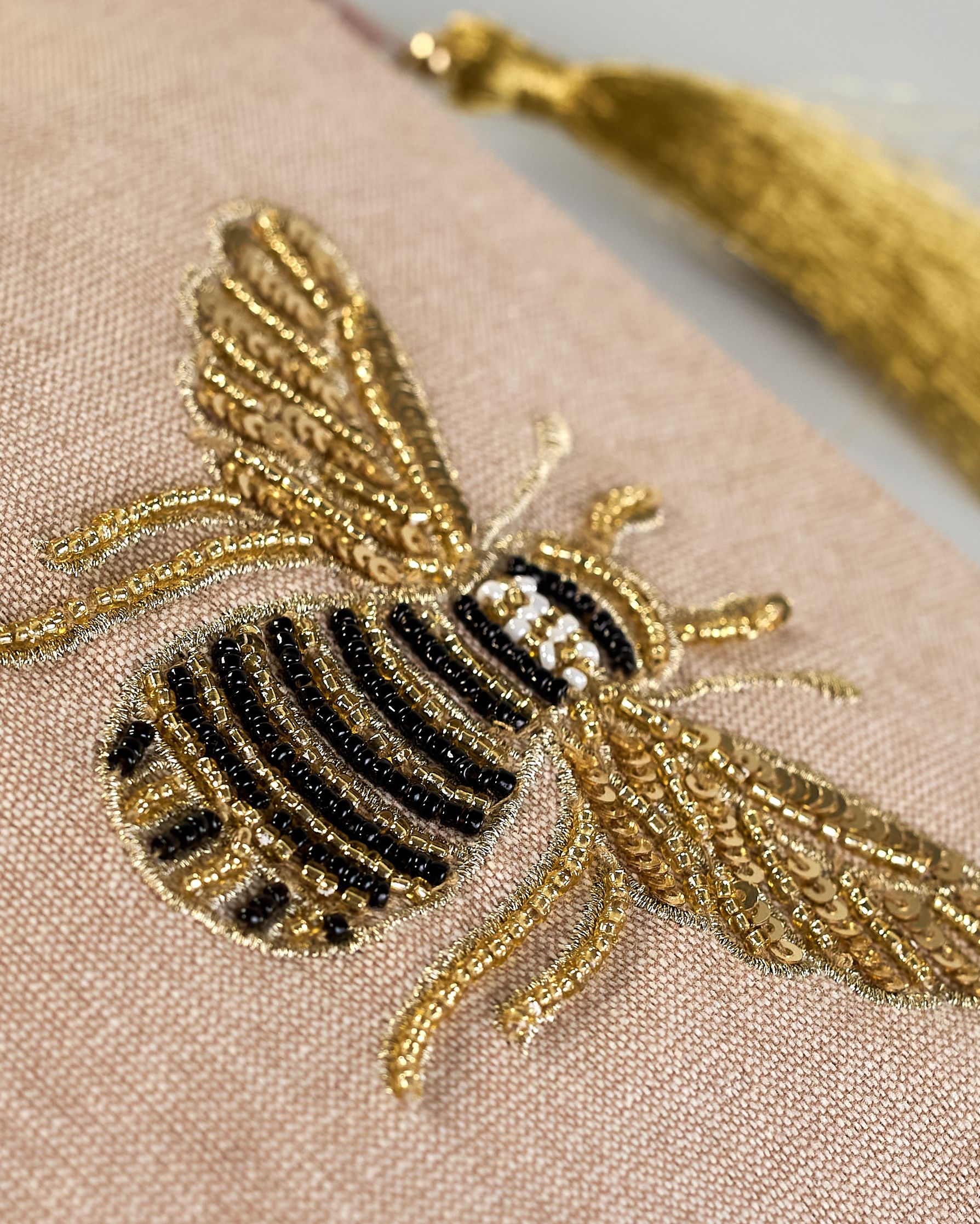 Beige Kosmetiktasche aus Baumwolle mit großer Biene aus Perlenstickerei mittig auf der Tasche. Goldene Quaste am Zippverschluss #5