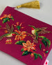 Kosmetiktasche in magenta Ton aus Baumwolle mit zwei Kolibri Vögeln und Blumen aus Perlenstickerei. Goldene Quaste am Zippverschluss #3