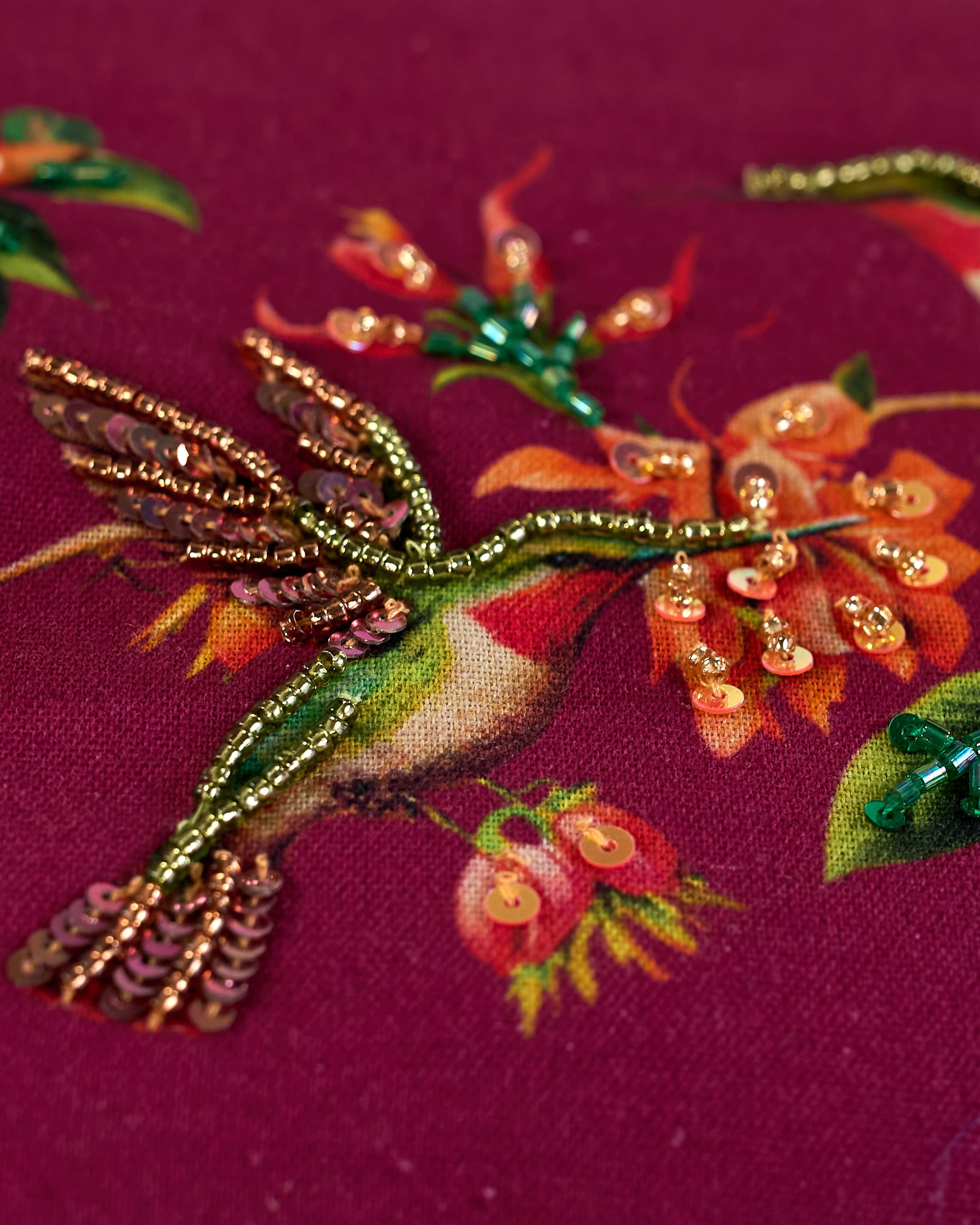 Kosmetiktasche in magenta Ton aus Baumwolle mit zwei Kolibri Vögeln und Blumen aus Perlenstickerei. Goldene Quaste am Zippverschluss #5