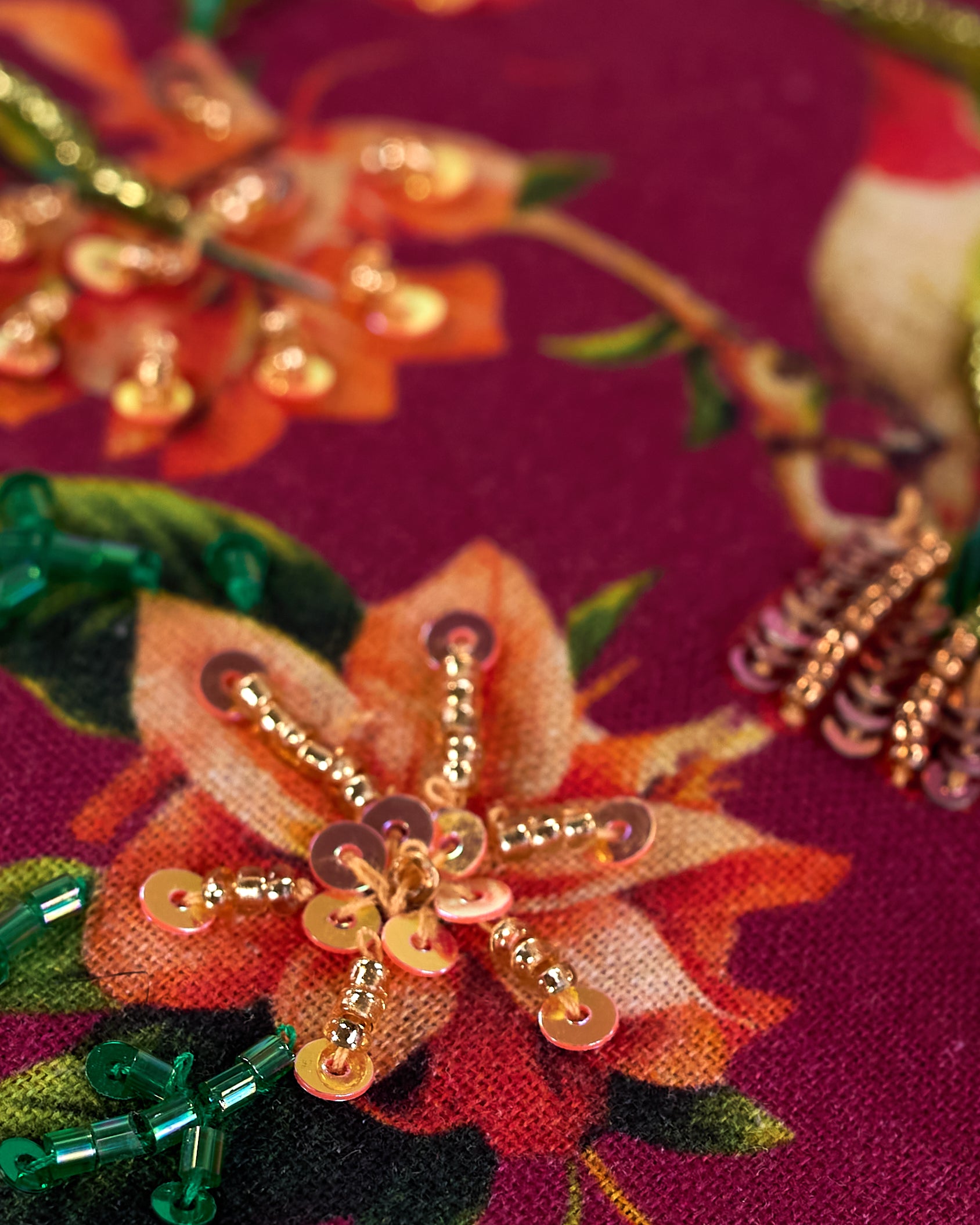 Kosmetiktasche in magenta Ton aus Baumwolle mit zwei Kolibri Vögeln und Blumen aus Perlenstickerei. Goldene Quaste am Zippverschluss #6