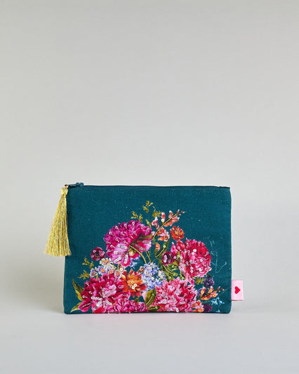 Petrolfarbene Kosmetiktasche aus Baumwolle mit großen Blumen aus Perlenstickerei in bunten Farben. Goldene Quaste am Zippverschluss #1