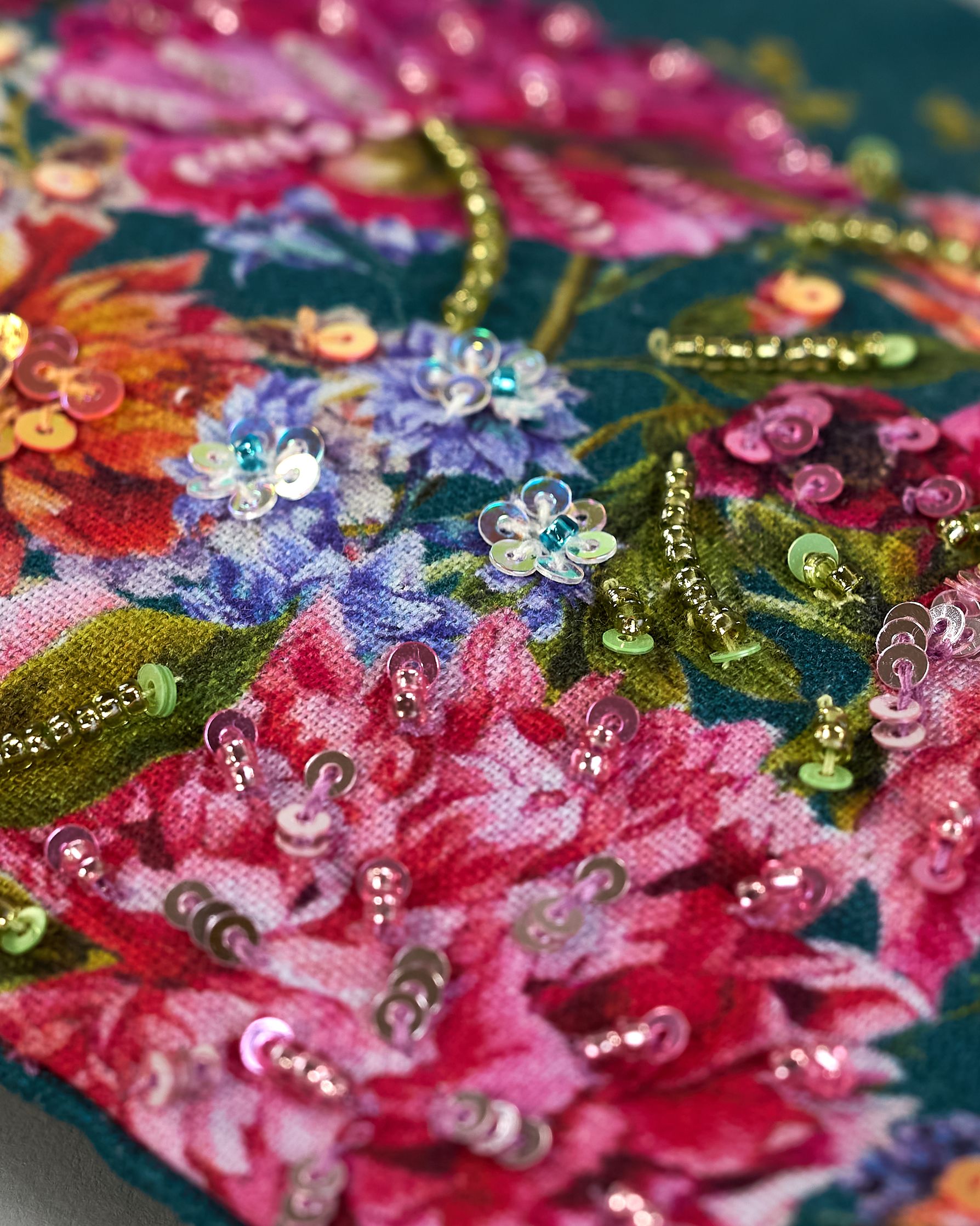 Petrolfarbene Kosmetiktasche aus Baumwolle mit großen Blumen aus Perlenstickerei in bunten Farben. Goldene Quaste am Zippverschluss #4