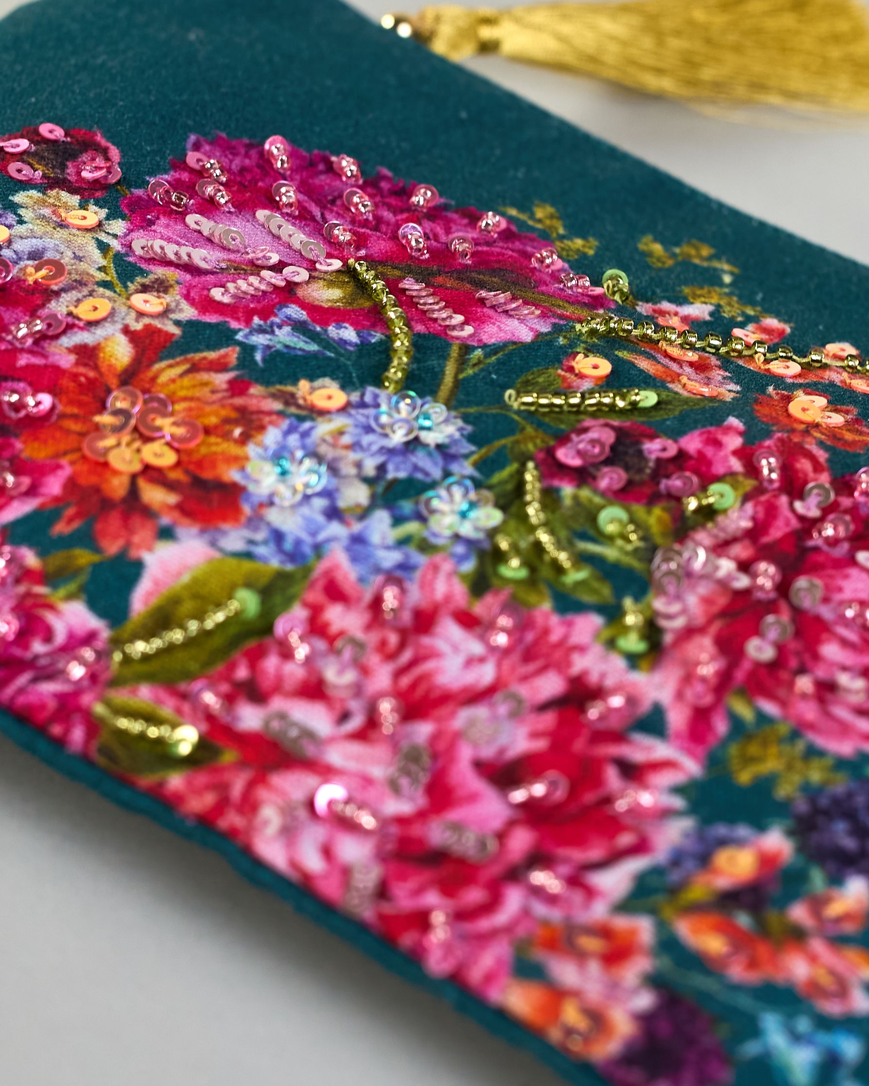 Petrolfarbene Kosmetiktasche aus Baumwolle mit großen Blumen aus Perlenstickerei in bunten Farben. Goldene Quaste am Zippverschluss #5
