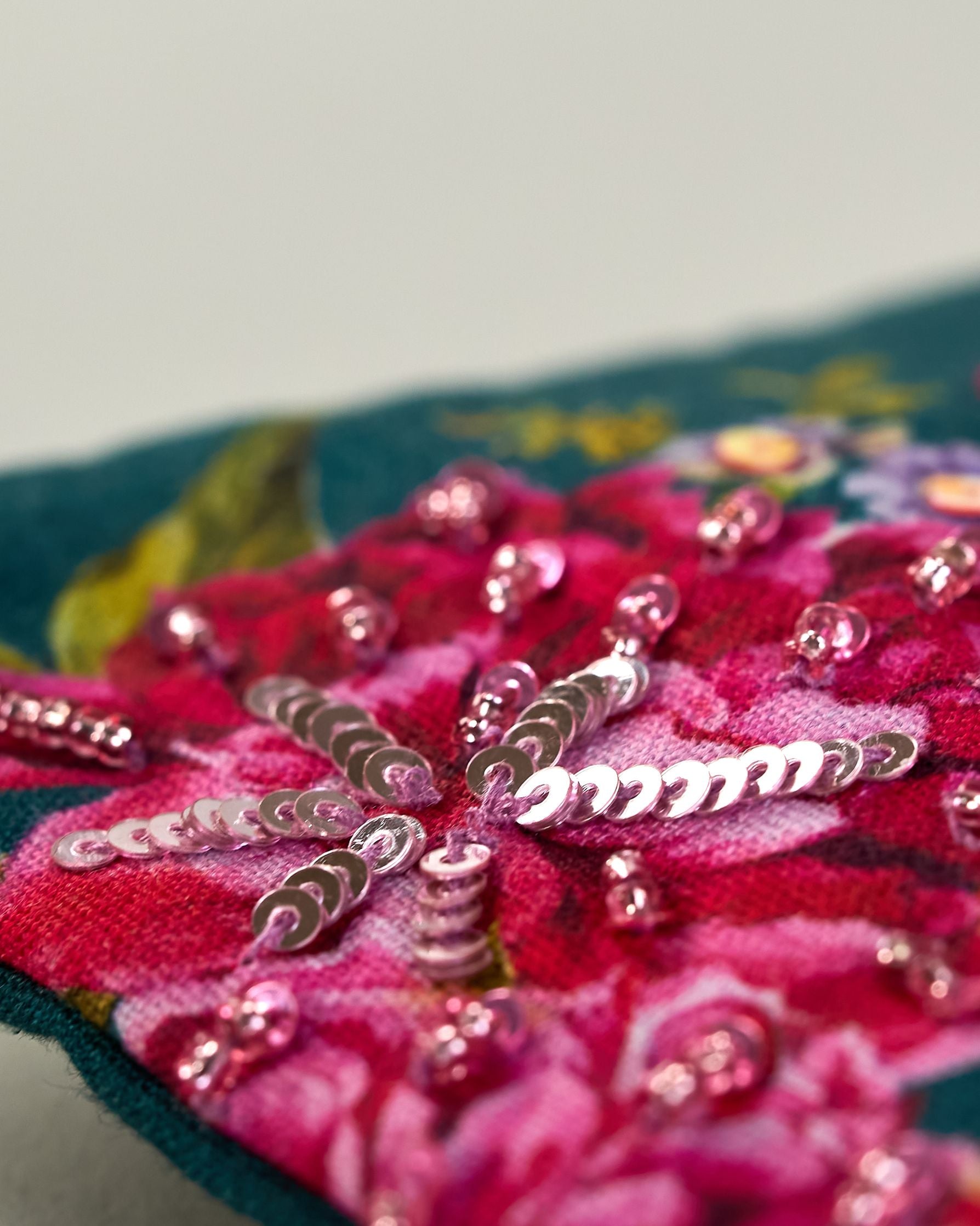 Petrolfarbene Kosmetiktasche aus Baumwolle mit großen Blumen aus Perlenstickerei in bunten Farben. Goldene Quaste am Zippverschluss #6