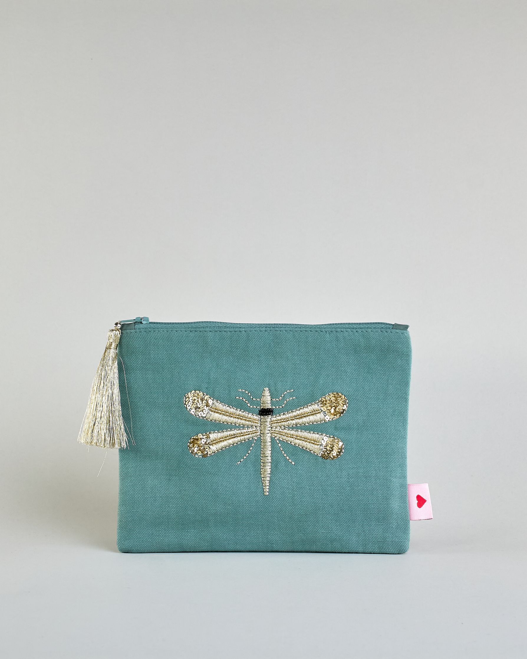 Mintfarbene Kosmetiktasche aus Baumwolle mit großer Libelle aus Perlenstickerei mittig auf der Tasche. Goldene Quaste am Zippverschluss #1