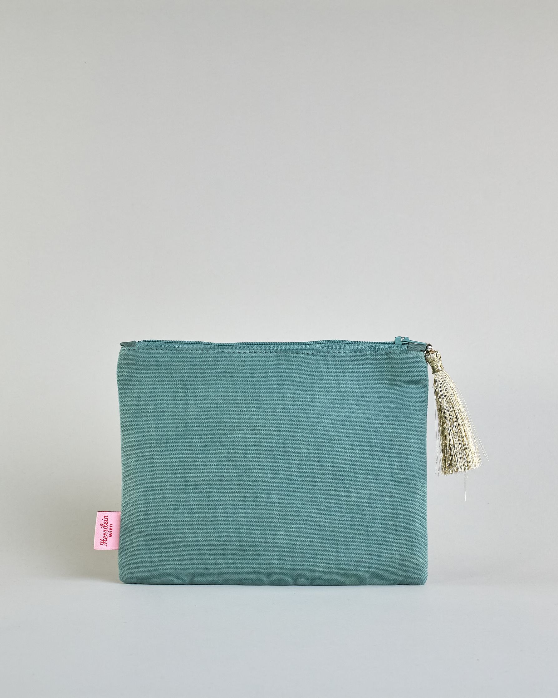 Mintfarbene Kosmetiktasche aus Baumwolle mit großer Libelle aus Perlenstickerei mittig auf der Tasche. Goldene Quaste am Zippverschluss #2