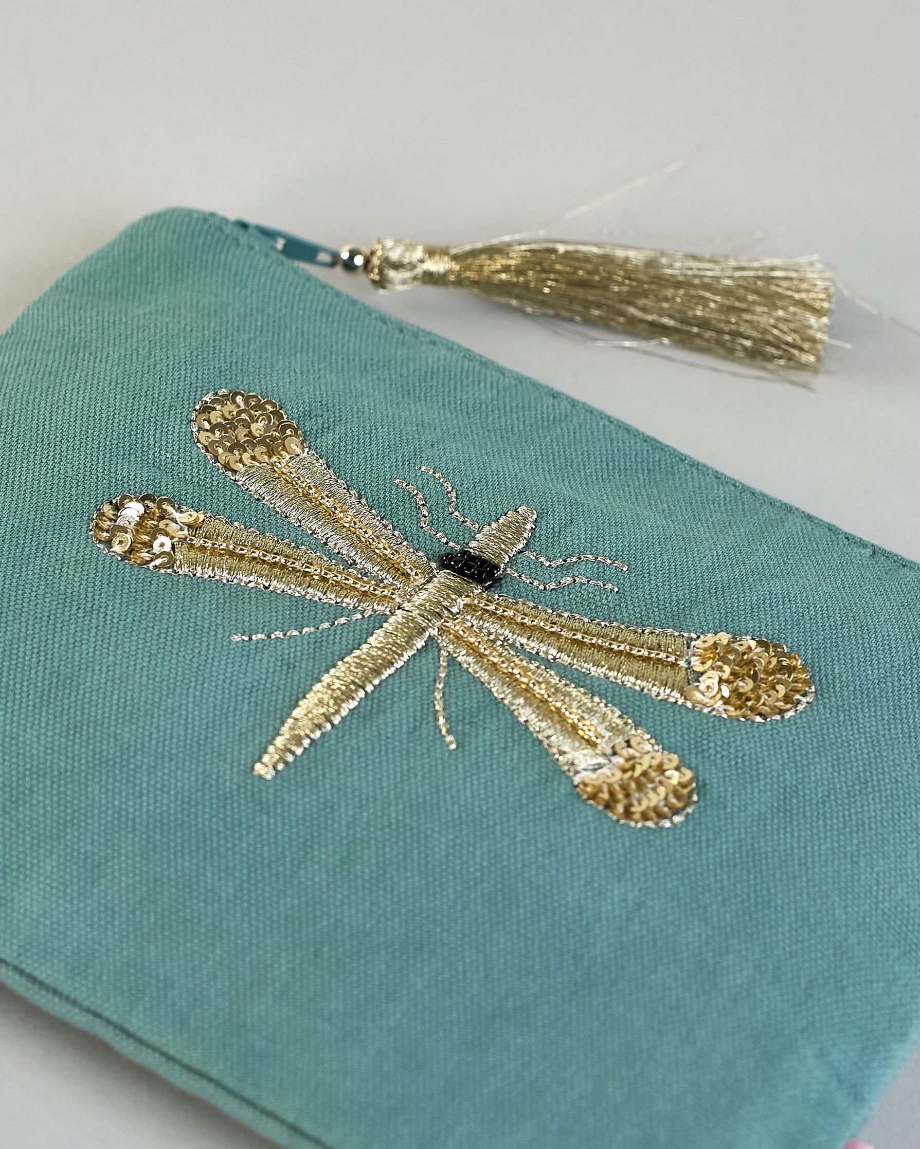 Mintfarbene Kosmetiktasche aus Baumwolle mit großer Libelle aus Perlenstickerei mittig auf der Tasche. Goldene Quaste am Zippverschluss #3