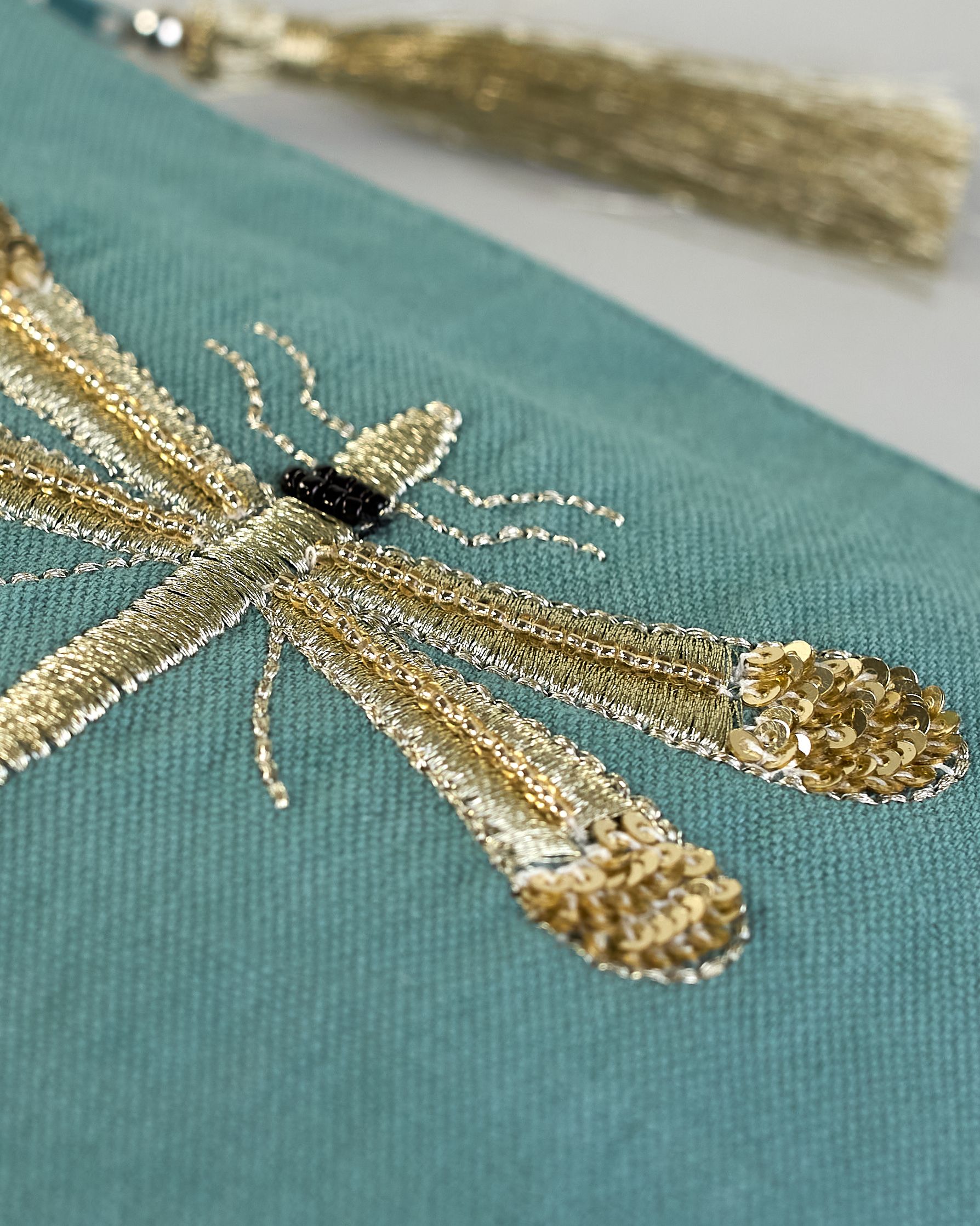 Mintfarbene Kosmetiktasche aus Baumwolle mit großer Libelle aus Perlenstickerei mittig auf der Tasche. Goldene Quaste am Zippverschluss #4