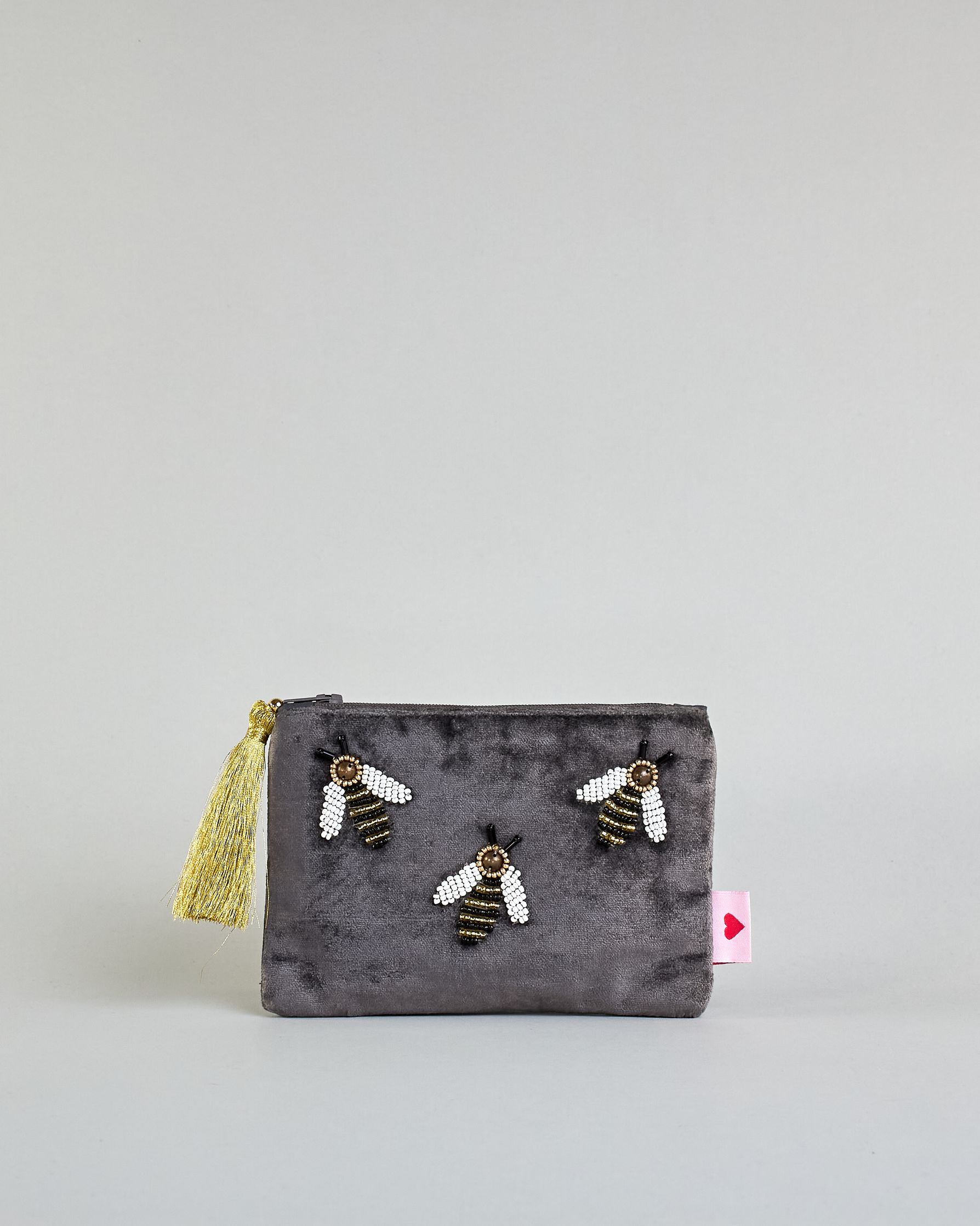 Graue kleine Kosmetiktasche aus Samt mit drei kleinen Bienen aus Perlenstickerei verteilt über die Tasche. Quaste am Zippverschluss #1
