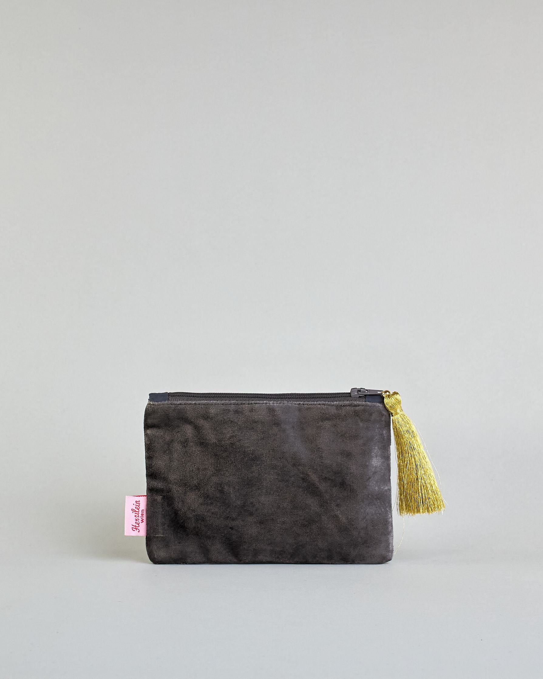 Graue kleine Kosmetiktasche aus Samt mit drei kleinen Bienen aus Perlenstickerei verteilt über die Tasche. Quaste am Zippverschluss #2