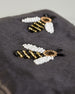 Graue kleine Kosmetiktasche aus Samt mit drei kleinen Bienen aus Perlenstickerei verteilt über die Tasche. Quaste am Zippverschluss #3