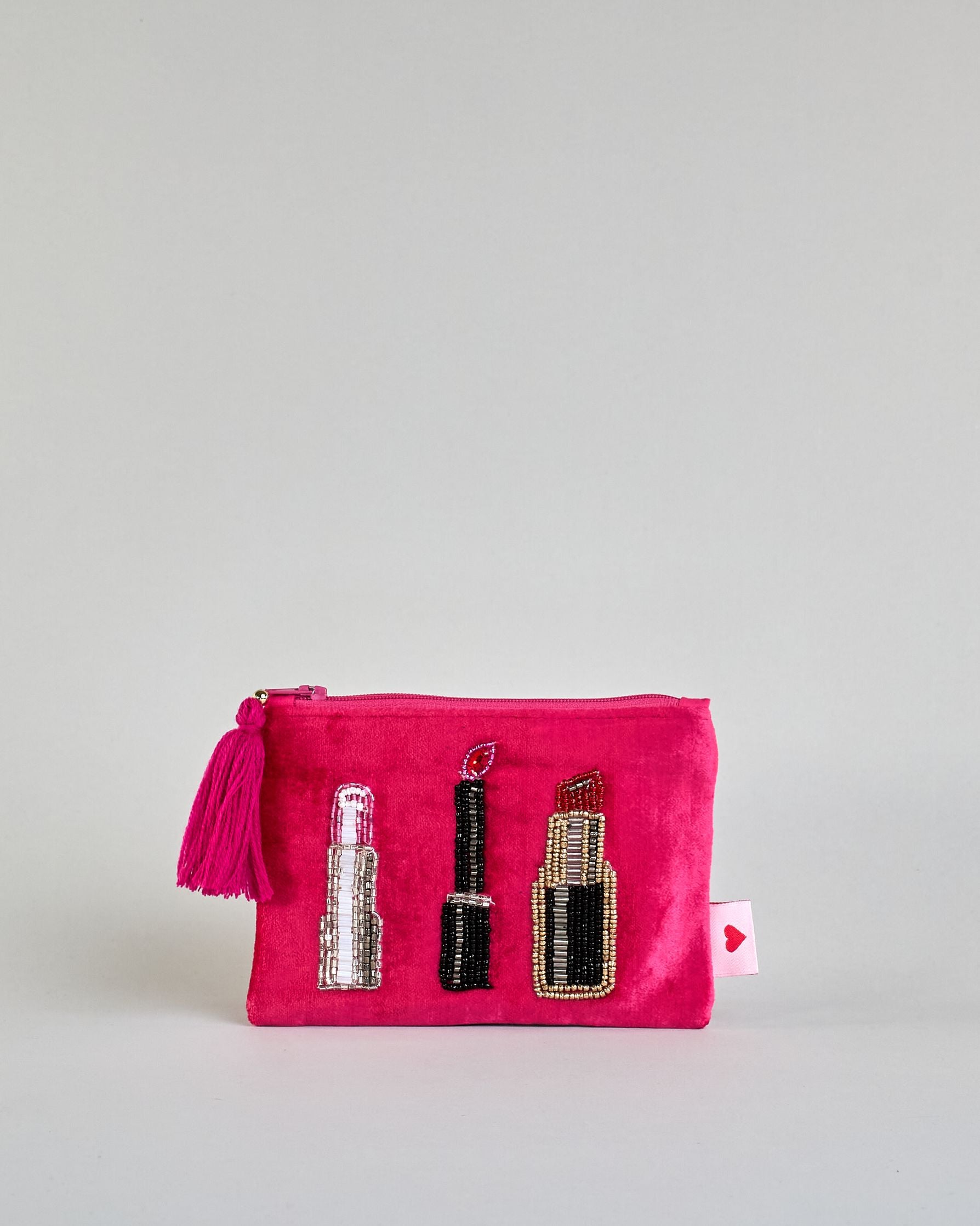 Pinke kleine Kosmetiktasche aus Samt mit vier verschiendenen Lippenstiften aus Perlenstickerei. Quaste am Zippverschluss #1