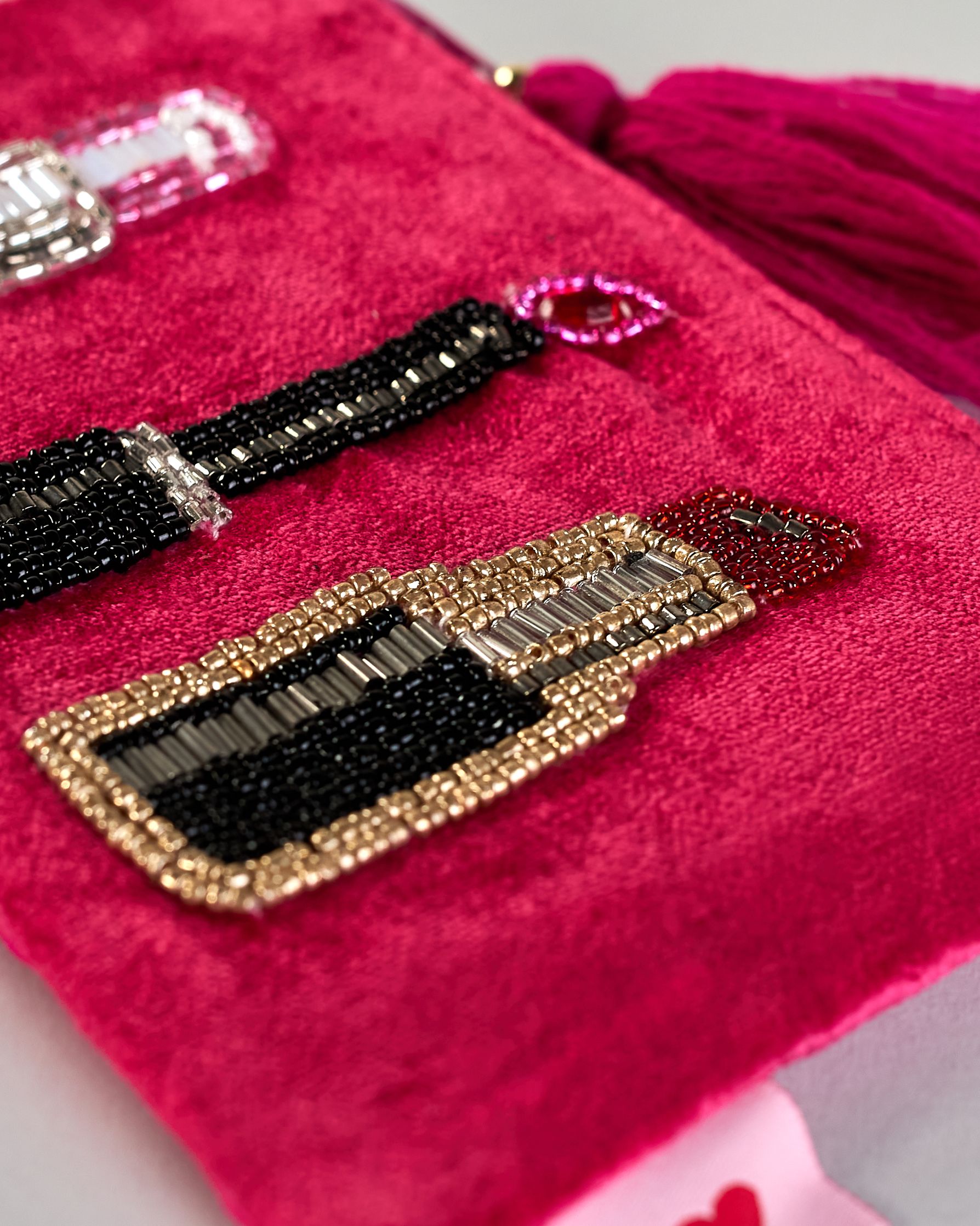 Pinke kleine Kosmetiktasche aus Samt mit vier verschiendenen Lippenstiften aus Perlenstickerei. Quaste am Zippverschluss #3