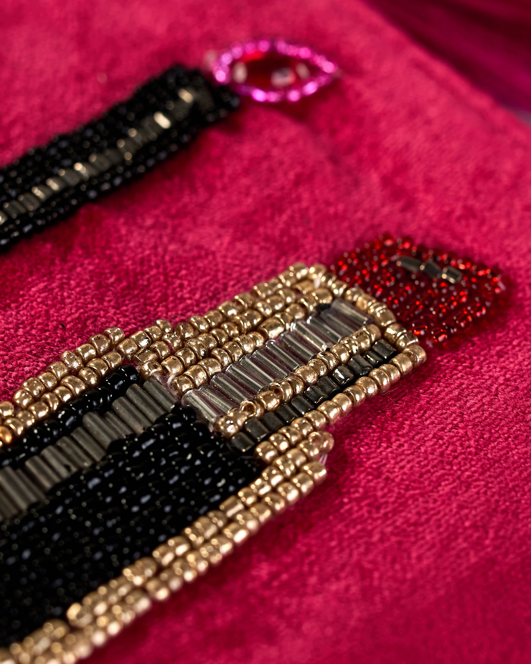 Pinke kleine Kosmetiktasche aus Samt mit vier verschiendenen Lippenstiften aus Perlenstickerei. Quaste am Zippverschluss #4