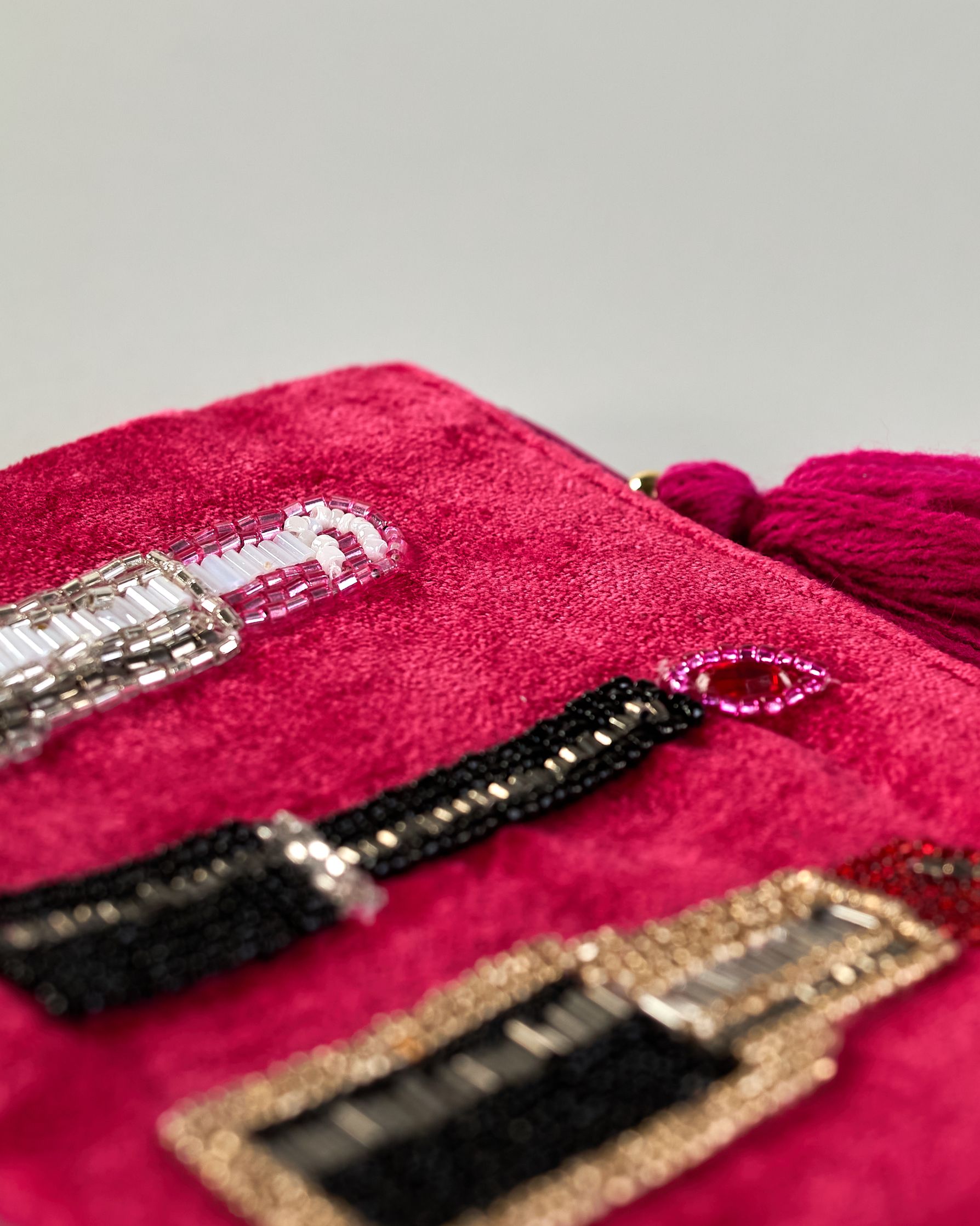 Pinke kleine Kosmetiktasche aus Samt mit vier verschiendenen Lippenstiften aus Perlenstickerei. Quaste am Zippverschluss #5