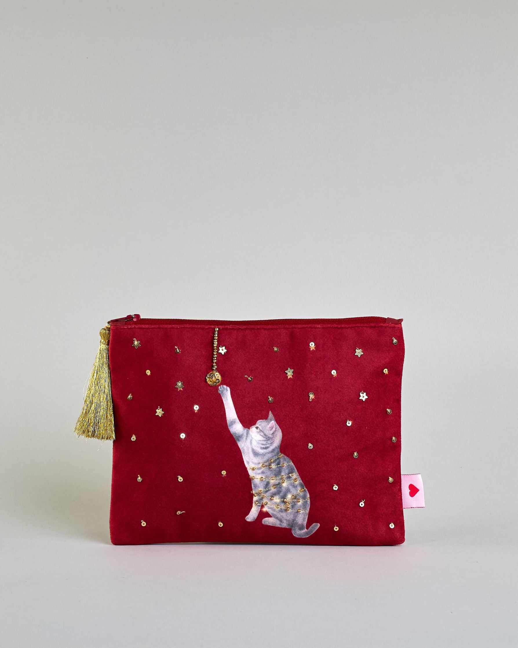 Bordeauxrote Kosmetiktasche aus Samt mit einer Katze die in eine Lichterkette gewickelt ist und mit einer Weihnachtskugel spielt. Mit schönen Details aus Perlen und Pailetten und einer goldenen Quaste am Zippverschluss #1