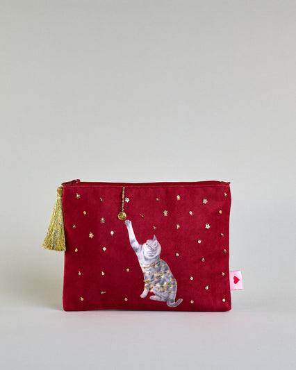Bordeauxrote Kosmetiktasche aus Samt mit einer Katze die in eine Lichterkette gewickelt ist und mit einer Weihnachtskugel spielt. Mit schönen Details aus Perlen und Pailetten und einer goldenen Quaste am Zippverschluss #1