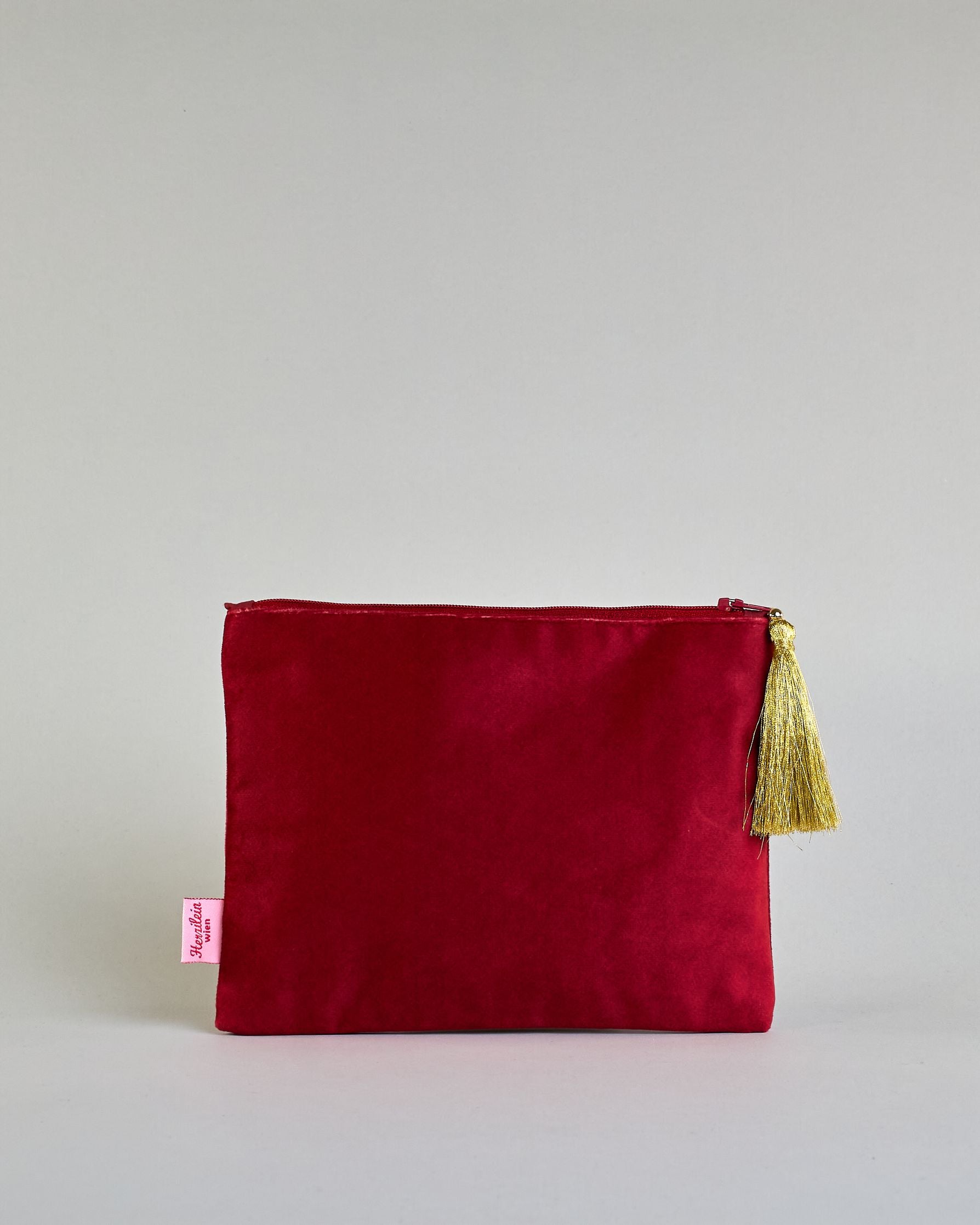 Bordeauxrote Kosmetiktasche aus Samt mit einer Katze die in eine Lichterkette gewickelt ist und mit einer Weihnachtskugel spielt. Mit schönen Details aus Perlen und Pailetten und einer goldenen Quaste am Zippverschluss #2