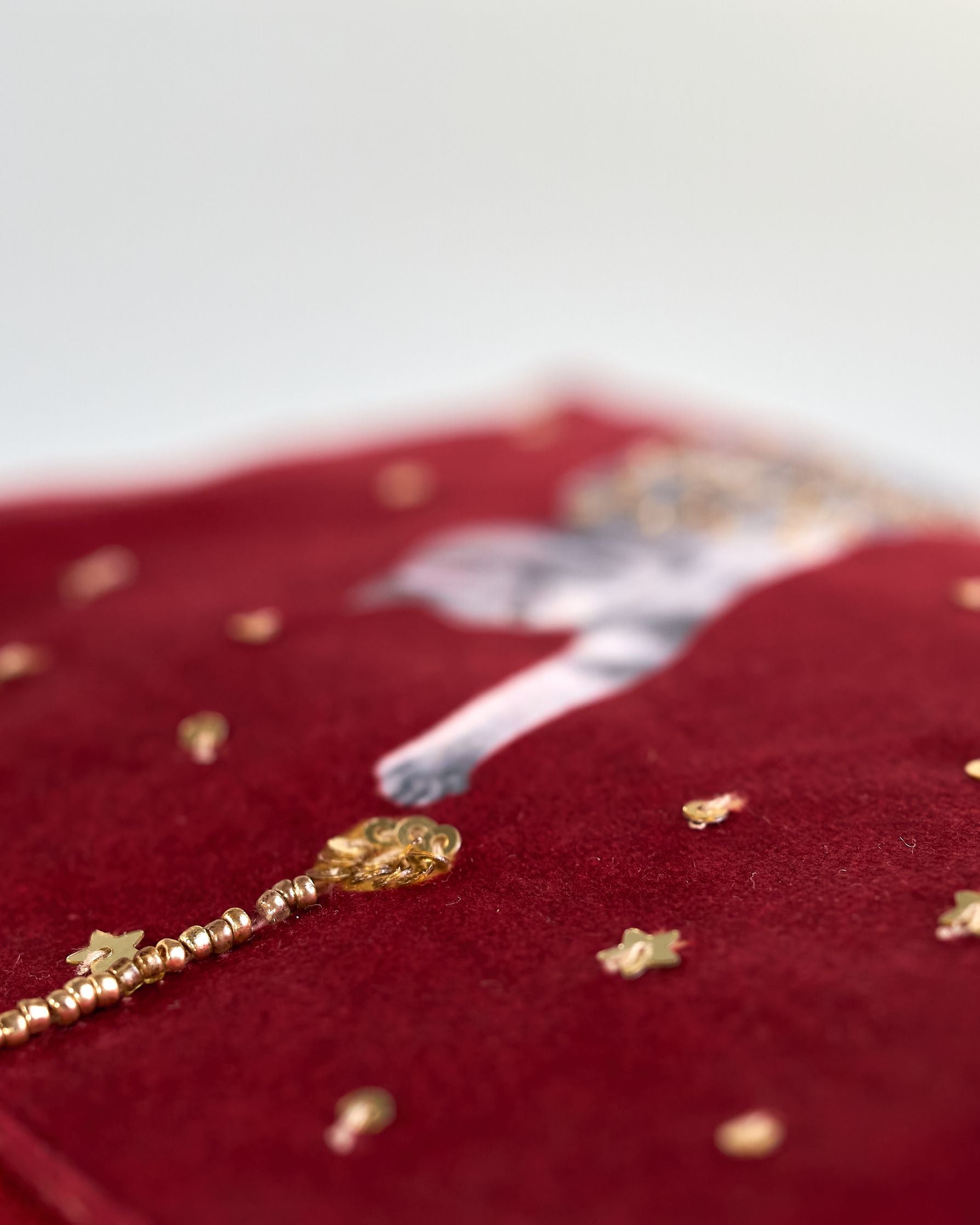 Bordeauxrote Kosmetiktasche aus Samt mit einer Katze die in eine Lichterkette gewickelt ist und mit einer Weihnachtskugel spielt. Mit schönen Details aus Perlen und Pailetten und einer goldenen Quaste am Zippverschluss #5