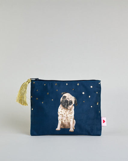 Dunkelblaue Kosmetiktasche aus Samt mit einem Mops der in eine Lichterkette gewickelt ist und unter einem Sternenhimmel sitzt. Mit schönen Details aus Perlen und Pailetten und einer goldenen Quaste am Zippverschluss #1