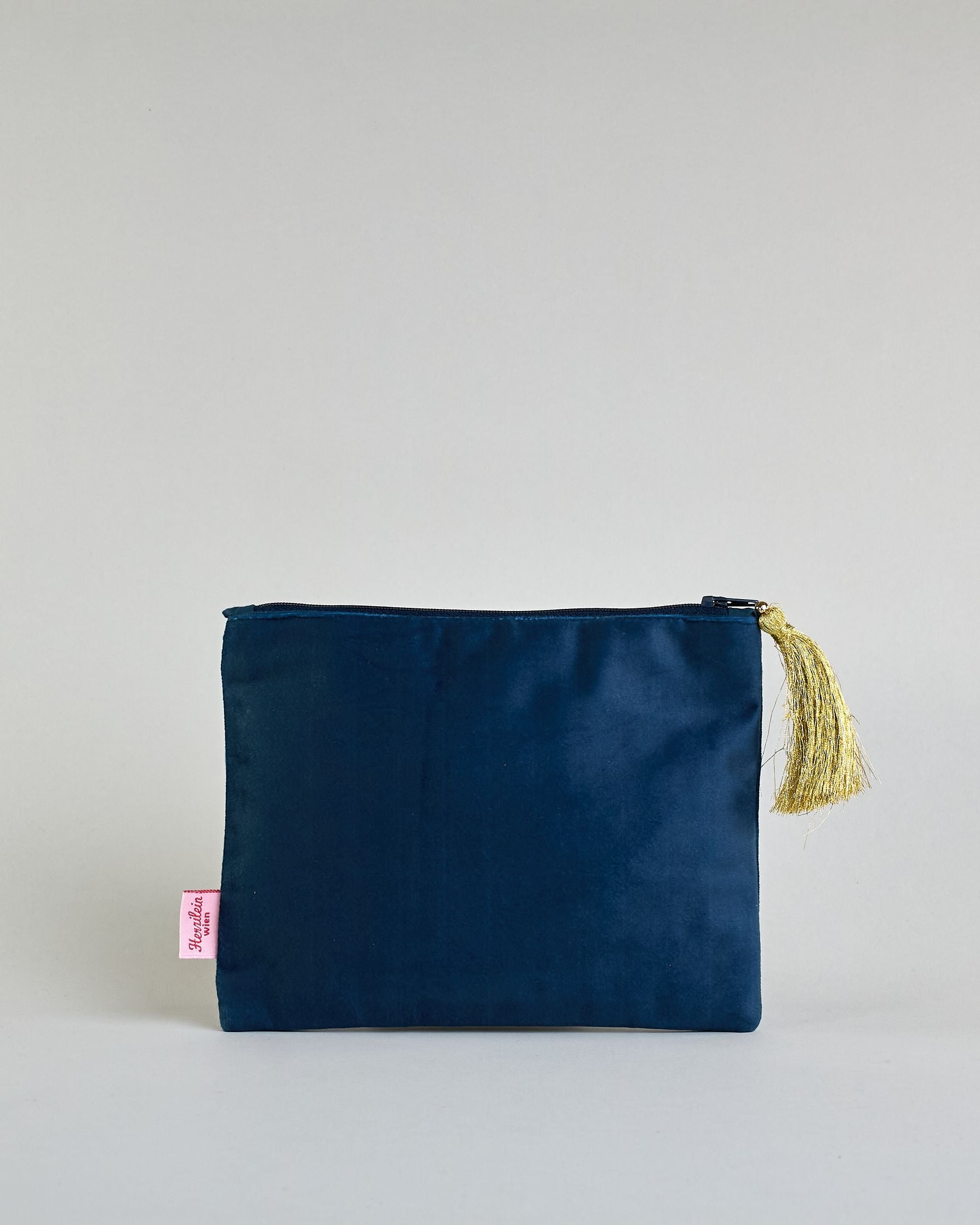 Dunkelblaue Kosmetiktasche aus Samt mit einem Mops der in eine Lichterkette gewickelt ist und unter einem Sternenhimmel sitzt. Mit schönen Details aus Perlen und Pailetten und einer goldenen Quaste am Zippverschluss #2