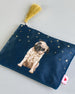 Dunkelblaue Kosmetiktasche aus Samt mit einem Mops der in eine Lichterkette gewickelt ist und unter einem Sternenhimmel sitzt. Mit schönen Details aus Perlen und Pailetten und einer goldenen Quaste am Zippverschluss #4