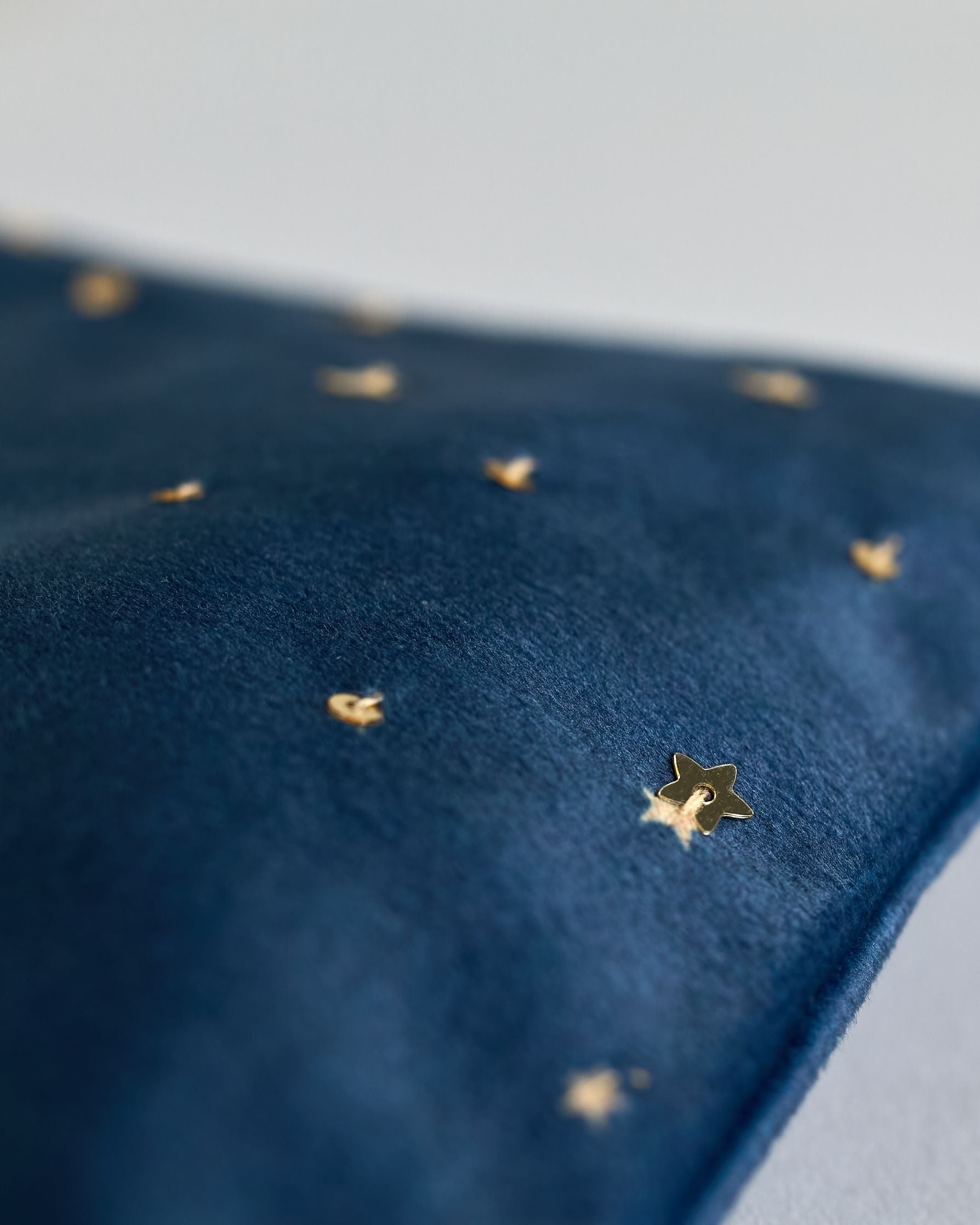 Dunkelblaue Kosmetiktasche aus Samt mit einem Mops der in eine Lichterkette gewickelt ist und unter einem Sternenhimmel sitzt. Mit schönen Details aus Perlen und Pailetten und einer goldenen Quaste am Zippverschluss #6