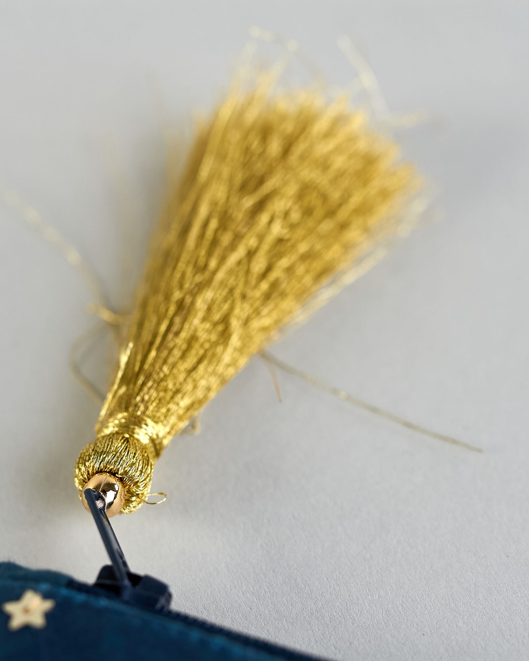 Dunkelblaue Kosmetiktasche aus Samt mit einem Mops der in eine Lichterkette gewickelt ist und unter einem Sternenhimmel sitzt. Mit schönen Details aus Perlen und Pailetten und einer goldenen Quaste am Zippverschluss #7