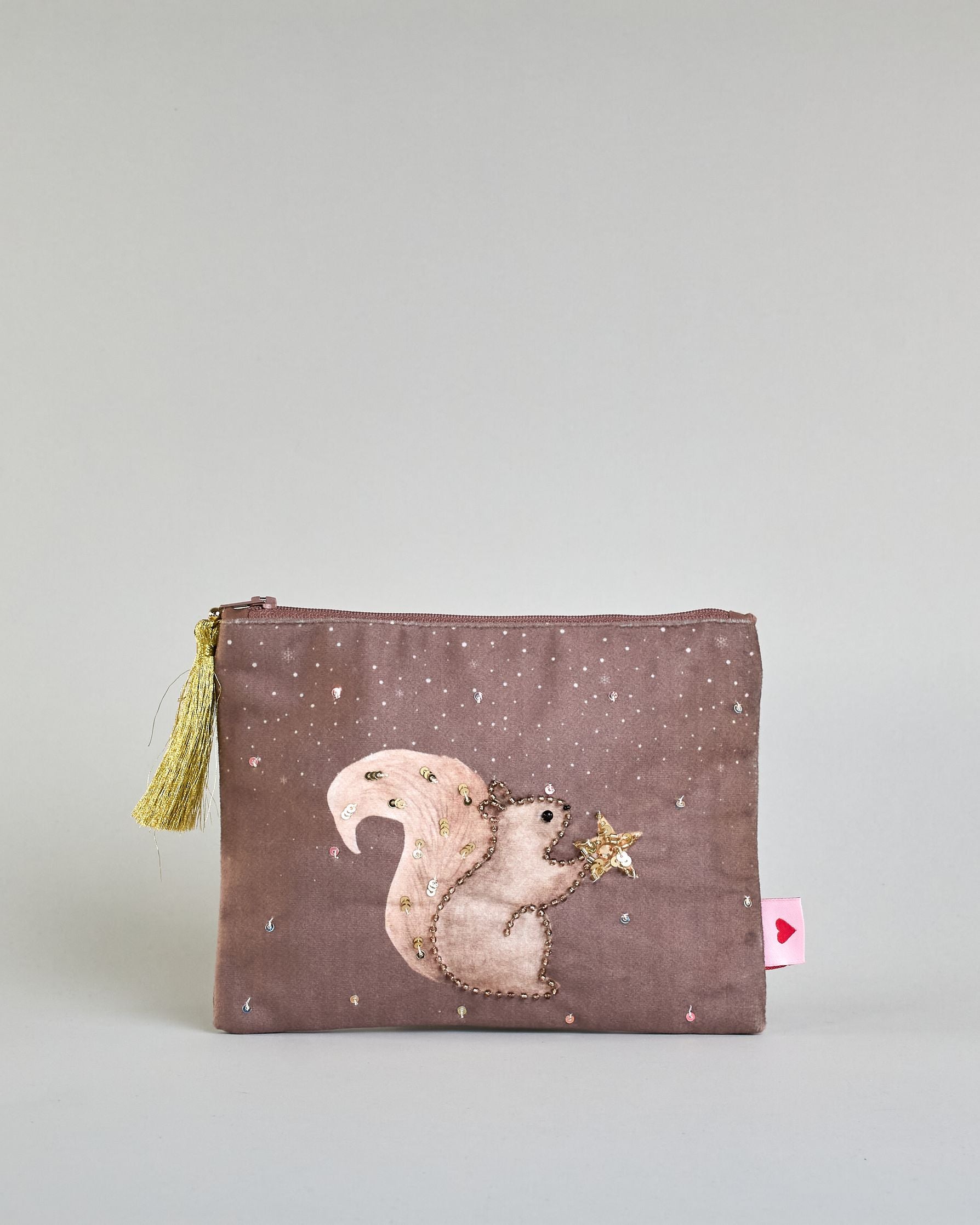 Braune Kosmetiktasche aus Samt mit einem Eichhörnchen das einen Stern hält. Mit schönen Details aus Perlen und Pailetten und einer goldenen Quaste am Zippverschluss #1