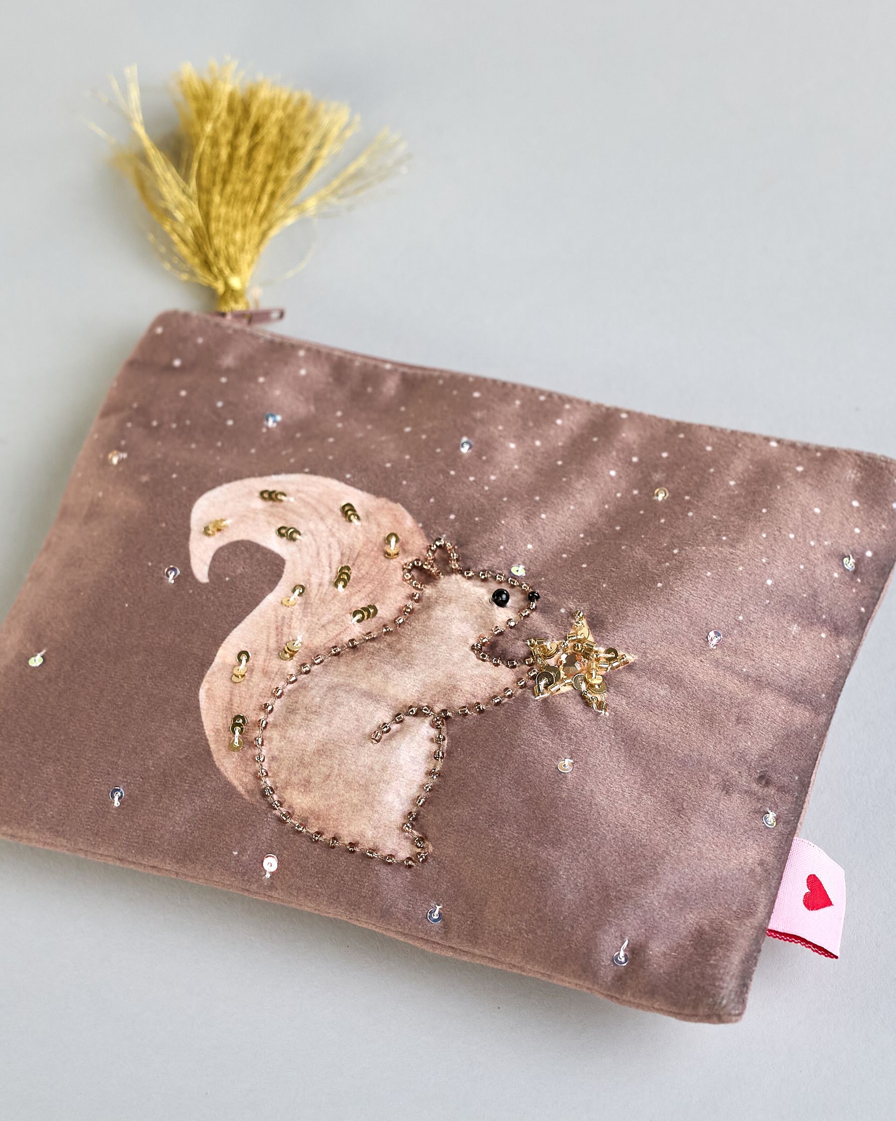 Braune Kosmetiktasche aus Samt mit einem Eichhörnchen das einen Stern hält. Mit schönen Details aus Perlen und Pailetten und einer goldenen Quaste am Zippverschluss #3