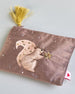 Braune Kosmetiktasche aus Samt mit einem Eichhörnchen das einen Stern hält. Mit schönen Details aus Perlen und Pailetten und einer goldenen Quaste am Zippverschluss #3
