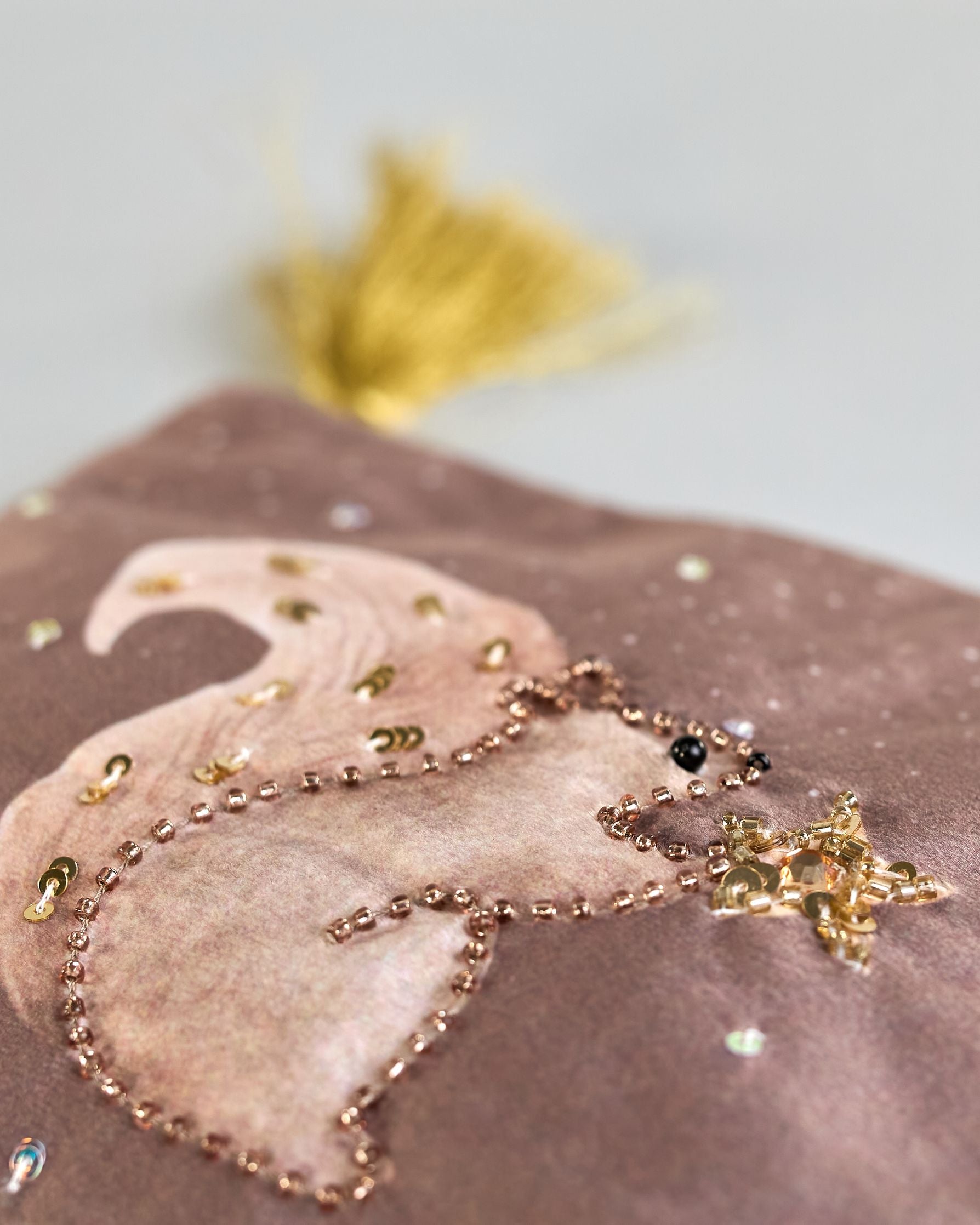 Braune Kosmetiktasche aus Samt mit einem Eichhörnchen das einen Stern hält. Mit schönen Details aus Perlen und Pailetten und einer goldenen Quaste am Zippverschluss #4