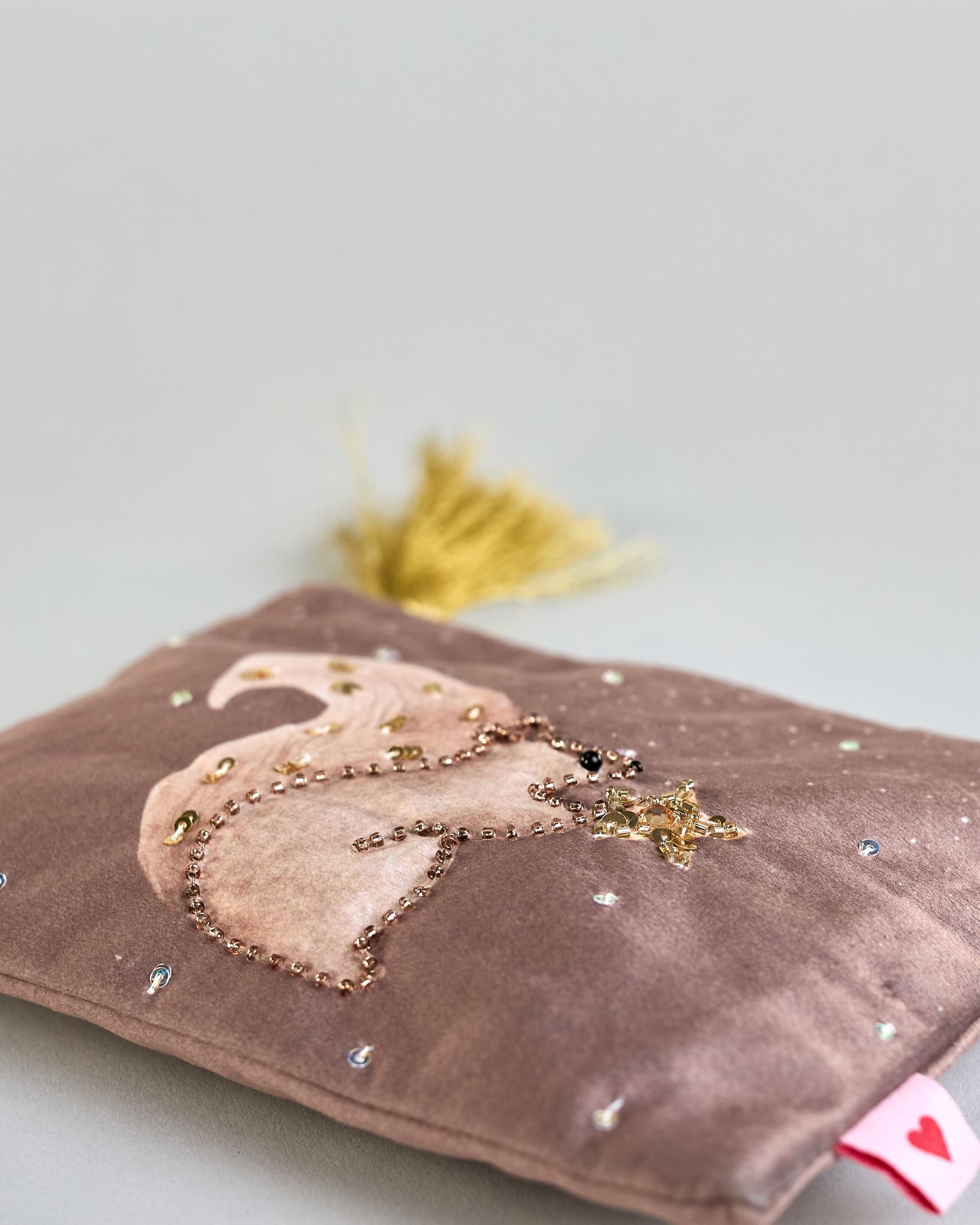 Braune Kosmetiktasche aus Samt mit einem Eichhörnchen das einen Stern hält. Mit schönen Details aus Perlen und Pailetten und einer goldenen Quaste am Zippverschluss #5