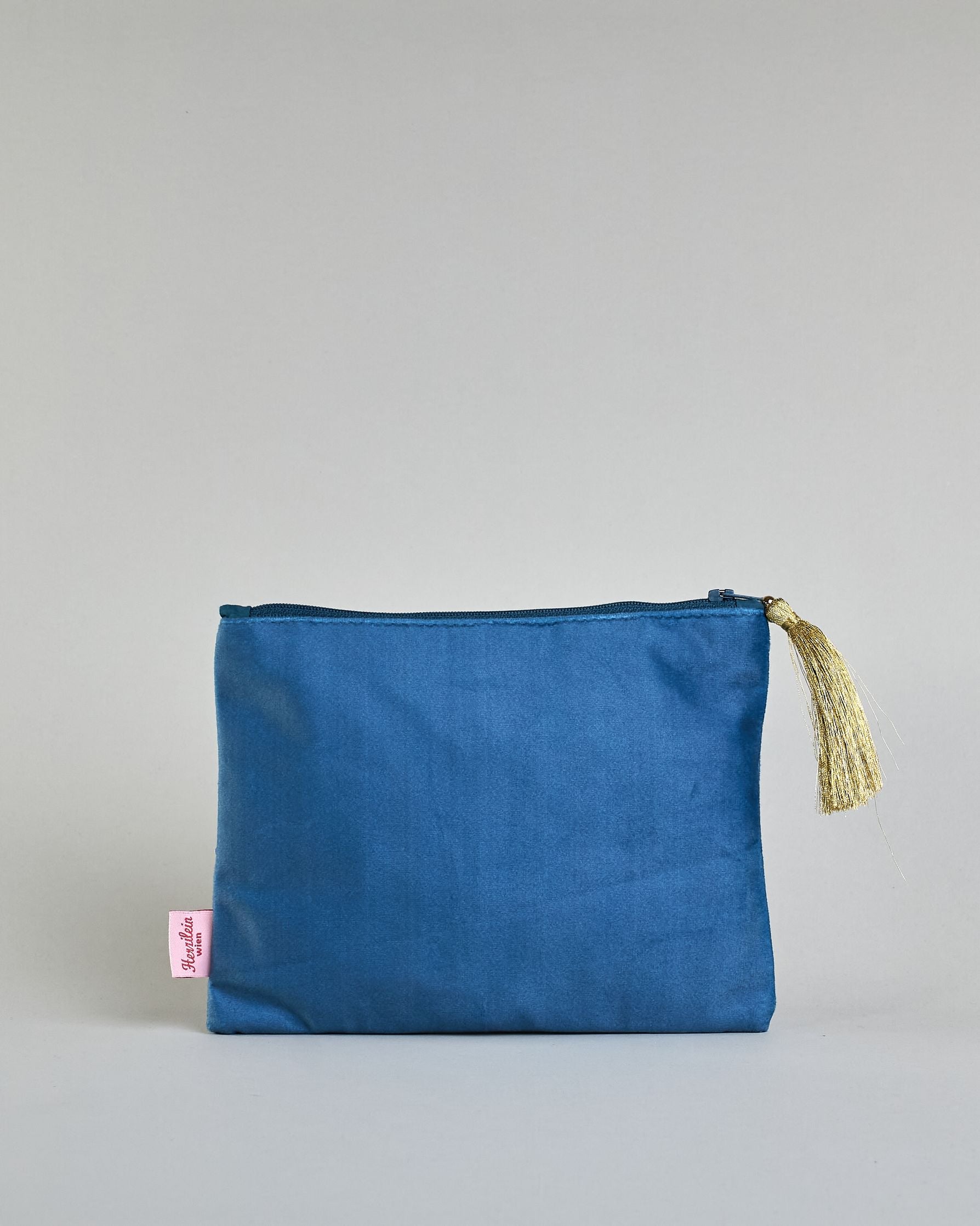 Blaue Kosmetiktasche aus Samt mit einem Pinguin mit Schal und Ohrenschützern der im Schnee tanzt. Mit schönen Details aus Perlen und Pailetten und einer goldenen Quaste am Zippverschluss #2