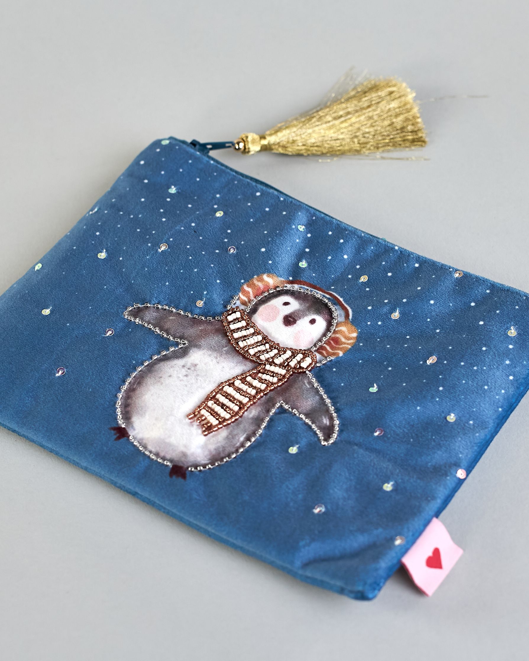 Blaue Kosmetiktasche aus Samt mit einem Pinguin mit Schal und Ohrenschützern der im Schnee tanzt. Mit schönen Details aus Perlen und Pailetten und einer goldenen Quaste am Zippverschluss #4