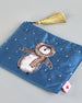 Blaue Kosmetiktasche aus Samt mit einem Pinguin mit Schal und Ohrenschützern der im Schnee tanzt. Mit schönen Details aus Perlen und Pailetten und einer goldenen Quaste am Zippverschluss #4