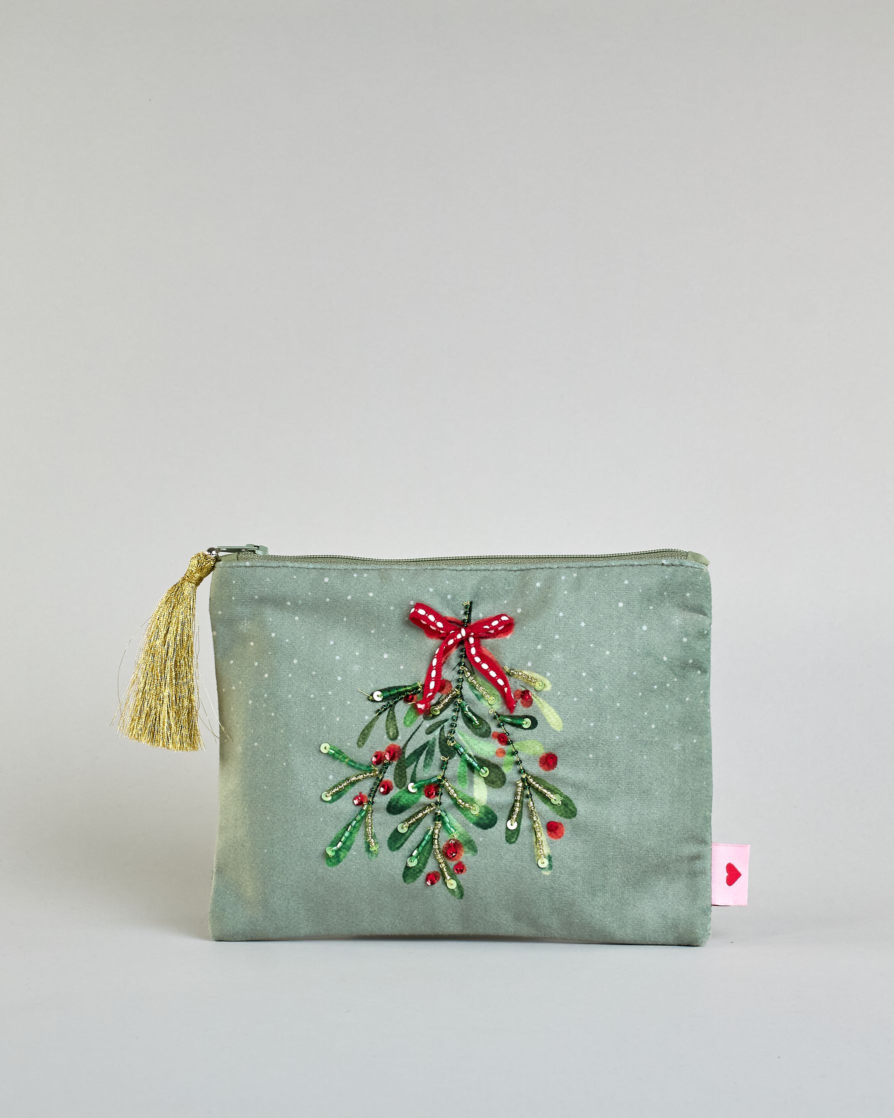 Mintfarbene Kosmetiktasche aus Samt mit einem Mistelzweig und einer roten Tasche. Mit schönen Details aus Perlen und Pailetten und einer goldenen Quaste am Zippverschluss. #1