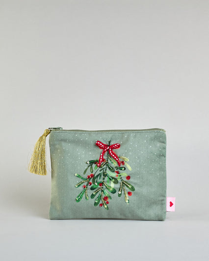 Mintfarbene Kosmetiktasche aus Samt mit einem Mistelzweig und einer roten Tasche. Mit schönen Details aus Perlen und Pailetten und einer goldenen Quaste am Zippverschluss. #1