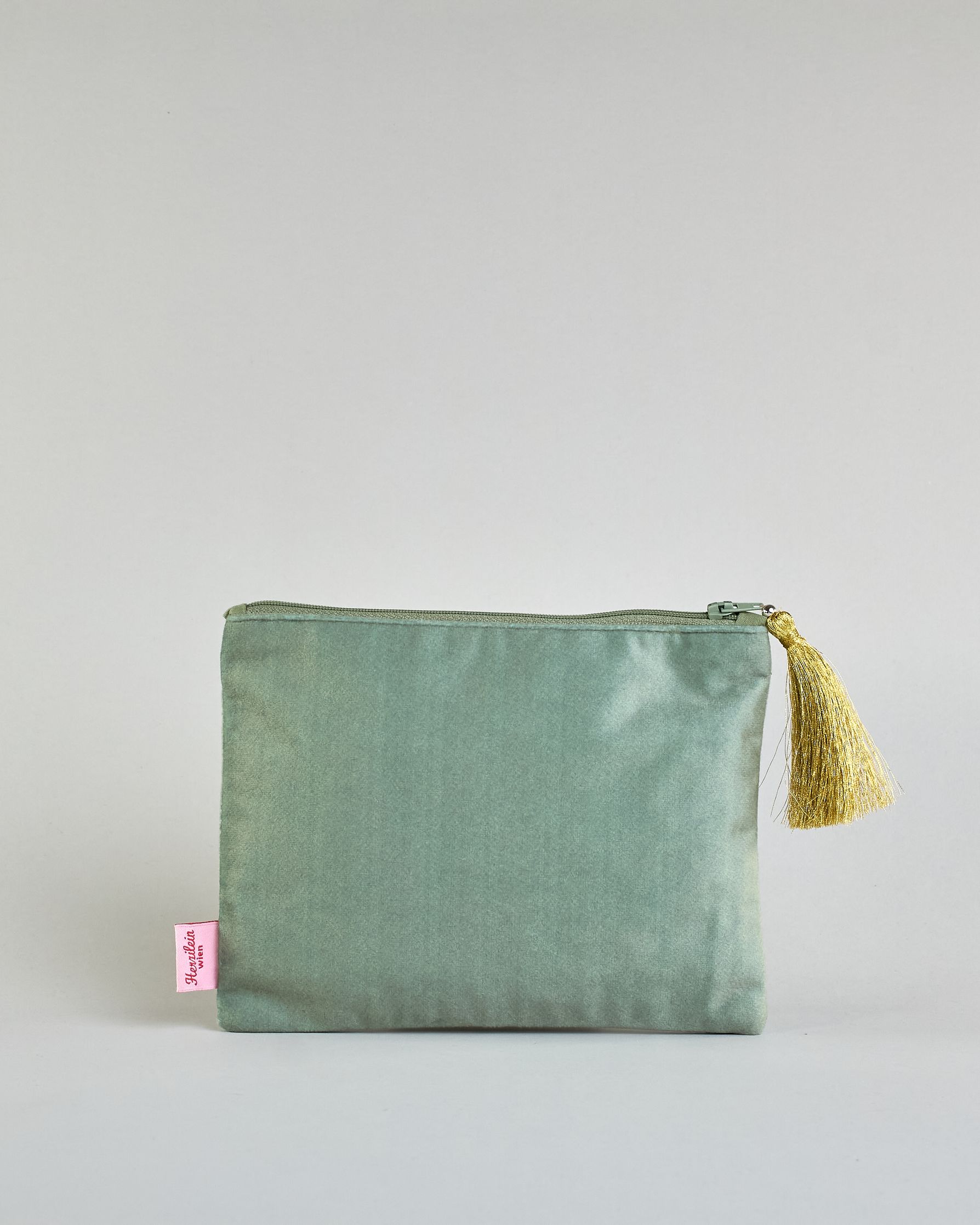 Mintfarbene Kosmetiktasche aus Samt mit einem Mistelzweig und einer roten Tasche. Mit schönen Details aus Perlen und Pailetten und einer goldenen Quaste am Zippverschluss. #2