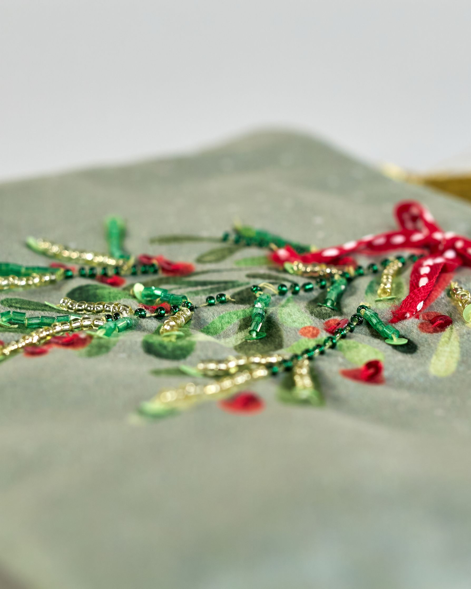 Mintfarbene Kosmetiktasche aus Samt mit einem Mistelzweig und einer roten Tasche. Mit schönen Details aus Perlen und Pailetten und einer goldenen Quaste am Zippverschluss. #3