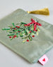 Mintfarbene Kosmetiktasche aus Samt mit einem Mistelzweig und einer roten Tasche. Mit schönen Details aus Perlen und Pailetten und einer goldenen Quaste am Zippverschluss. #4