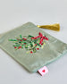 Mintfarbene Kosmetiktasche aus Samt mit einem Mistelzweig und einer roten Tasche. Mit schönen Details aus Perlen und Pailetten und einer goldenen Quaste am Zippverschluss. #5