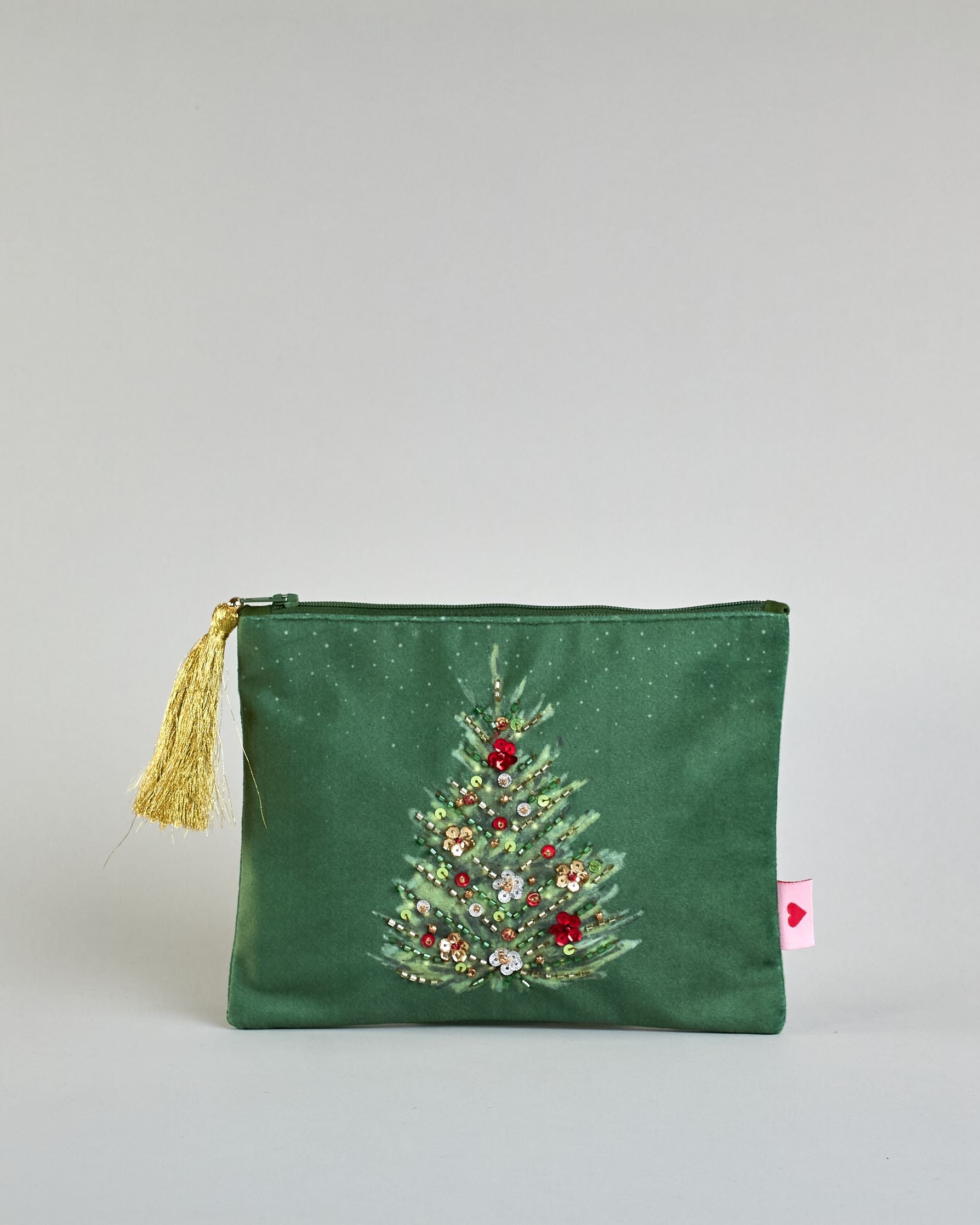 Grüne Kosmetiktasche aus Samt mit einem Christbaum der bunt geschmückt ist. Mit schönen Details aus Perlen und Pailetten und einer goldenen Quaste am Zippverschluss. #1